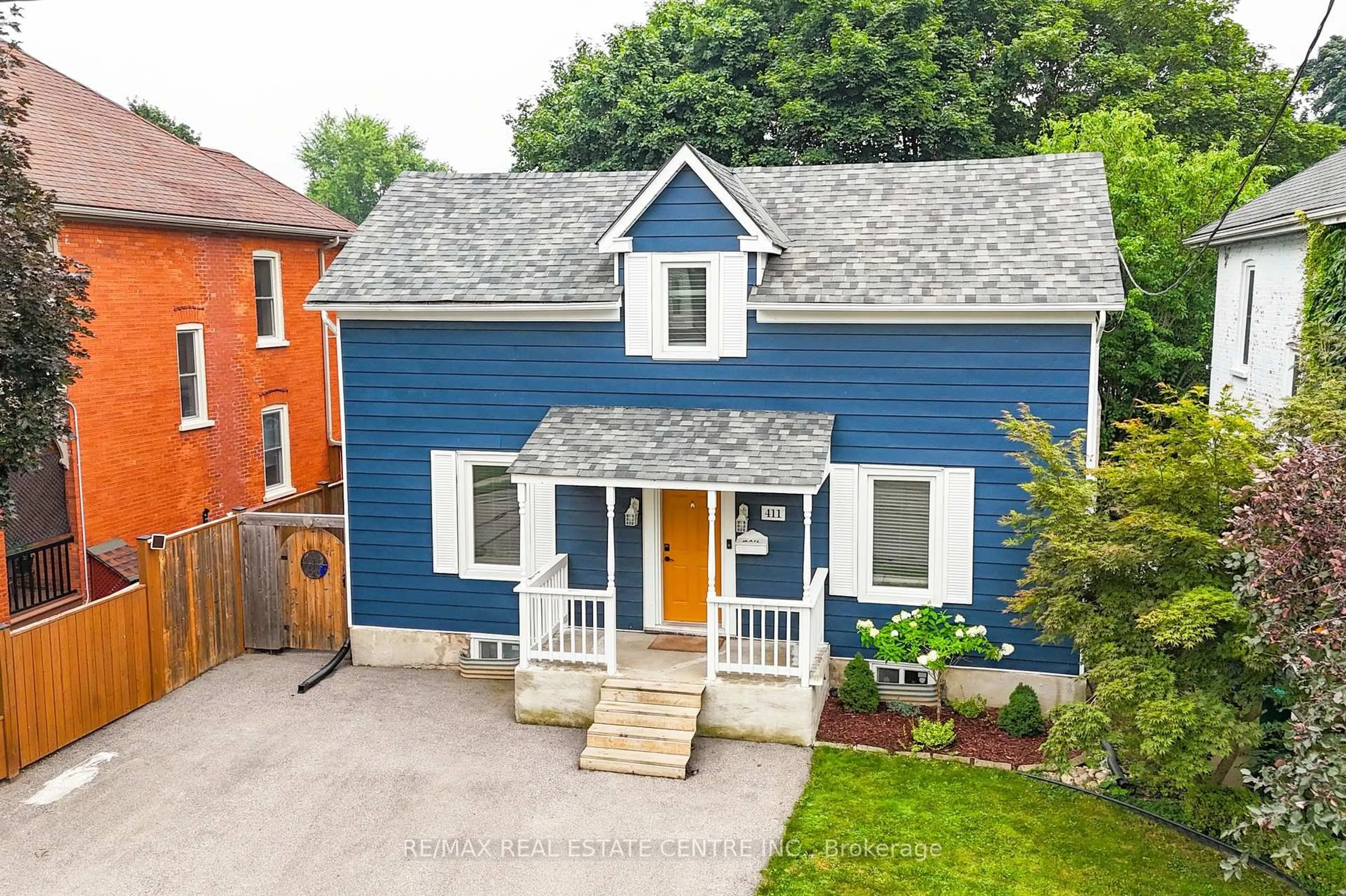 A pic from outside/outdoor area/front of a property/back of a property/a pic from drone, street for 411 Waterloo St, Cambridge Ontario N3H 1P1