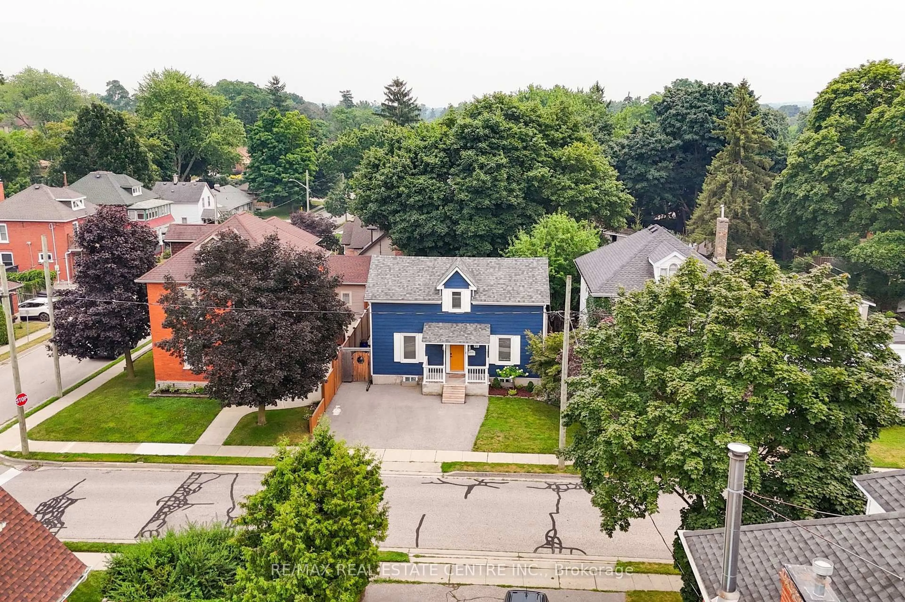 A pic from outside/outdoor area/front of a property/back of a property/a pic from drone, street for 411 Waterloo St, Cambridge Ontario N3H 1P1