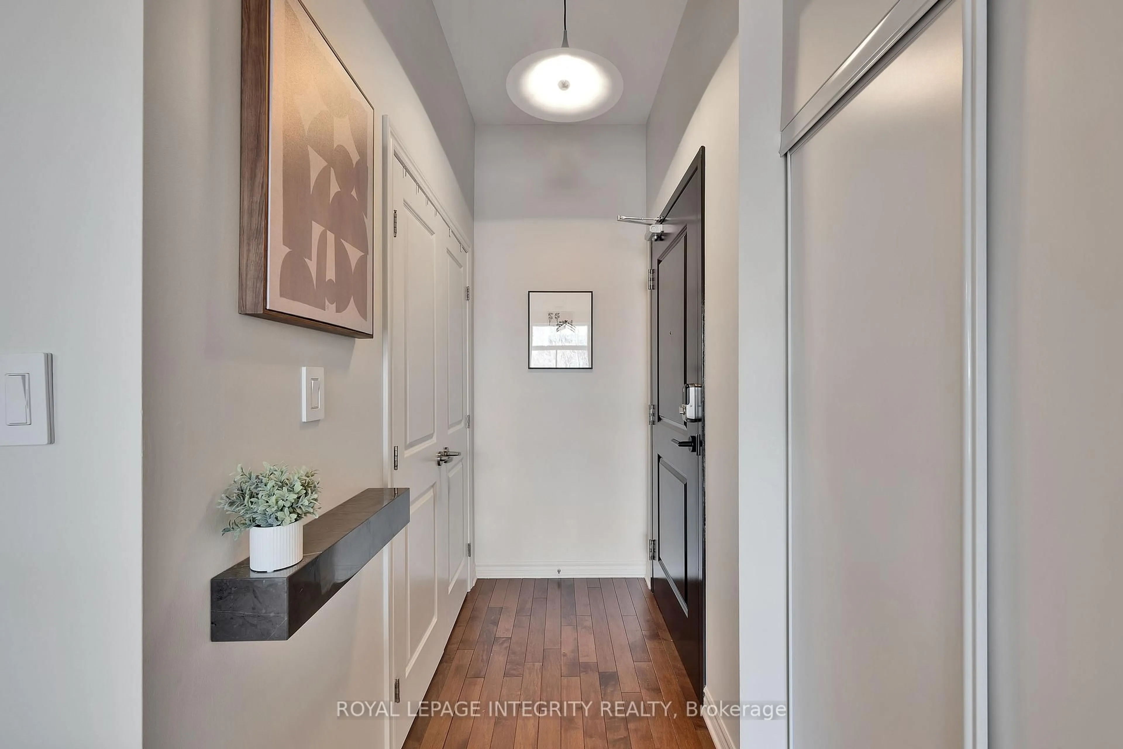 Indoor entryway for 429 Kent St #507, Ottawa Ontario K2P 1B5
