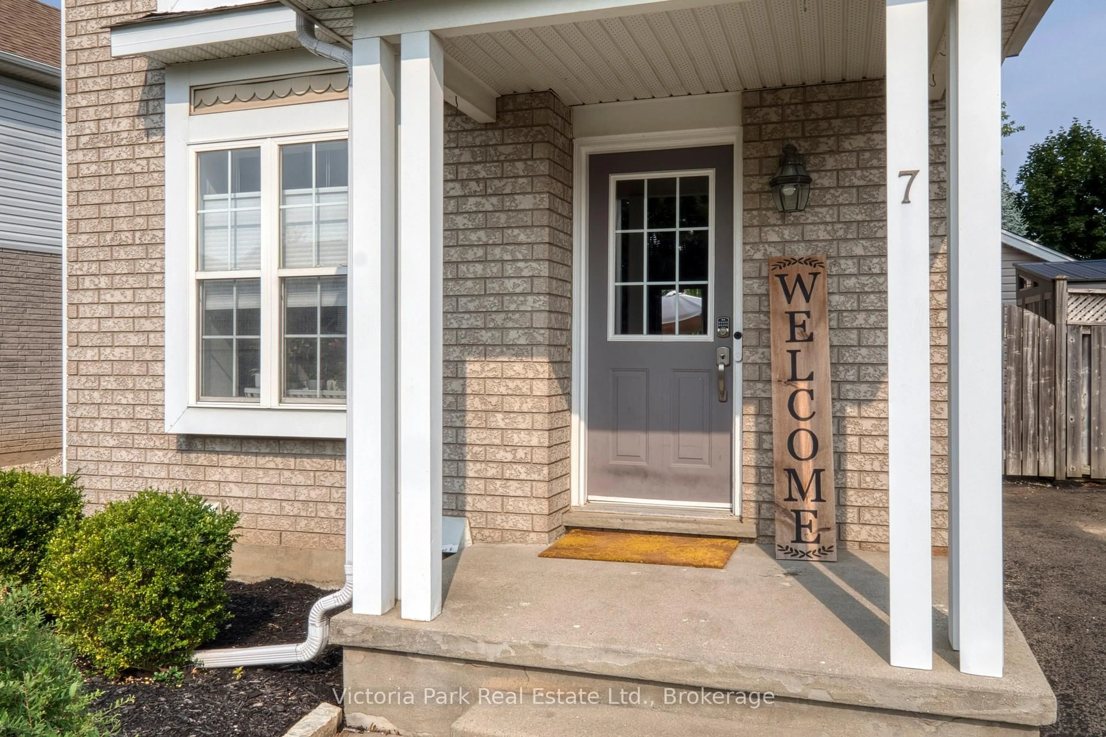 Indoor entryway for 7 Southcreek Tr, Guelph Ontario N1G 4Y8
