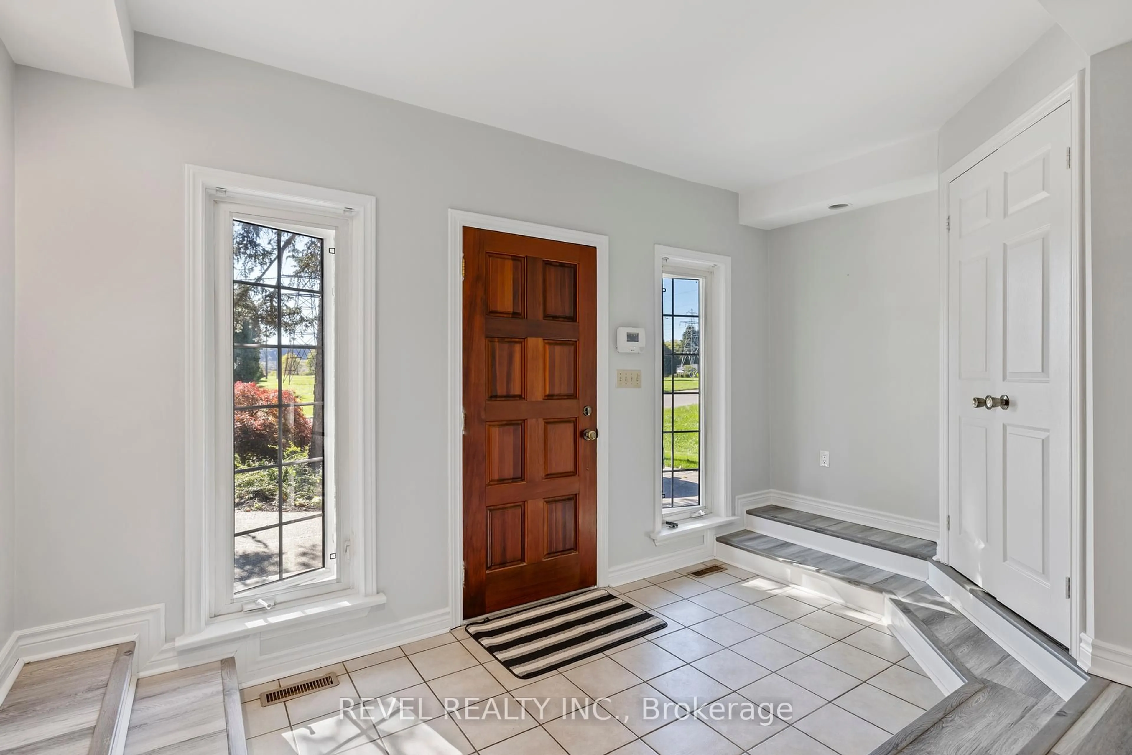 Indoor entryway for 40 Bertram Dr, Hamilton Ontario L9H 4T3