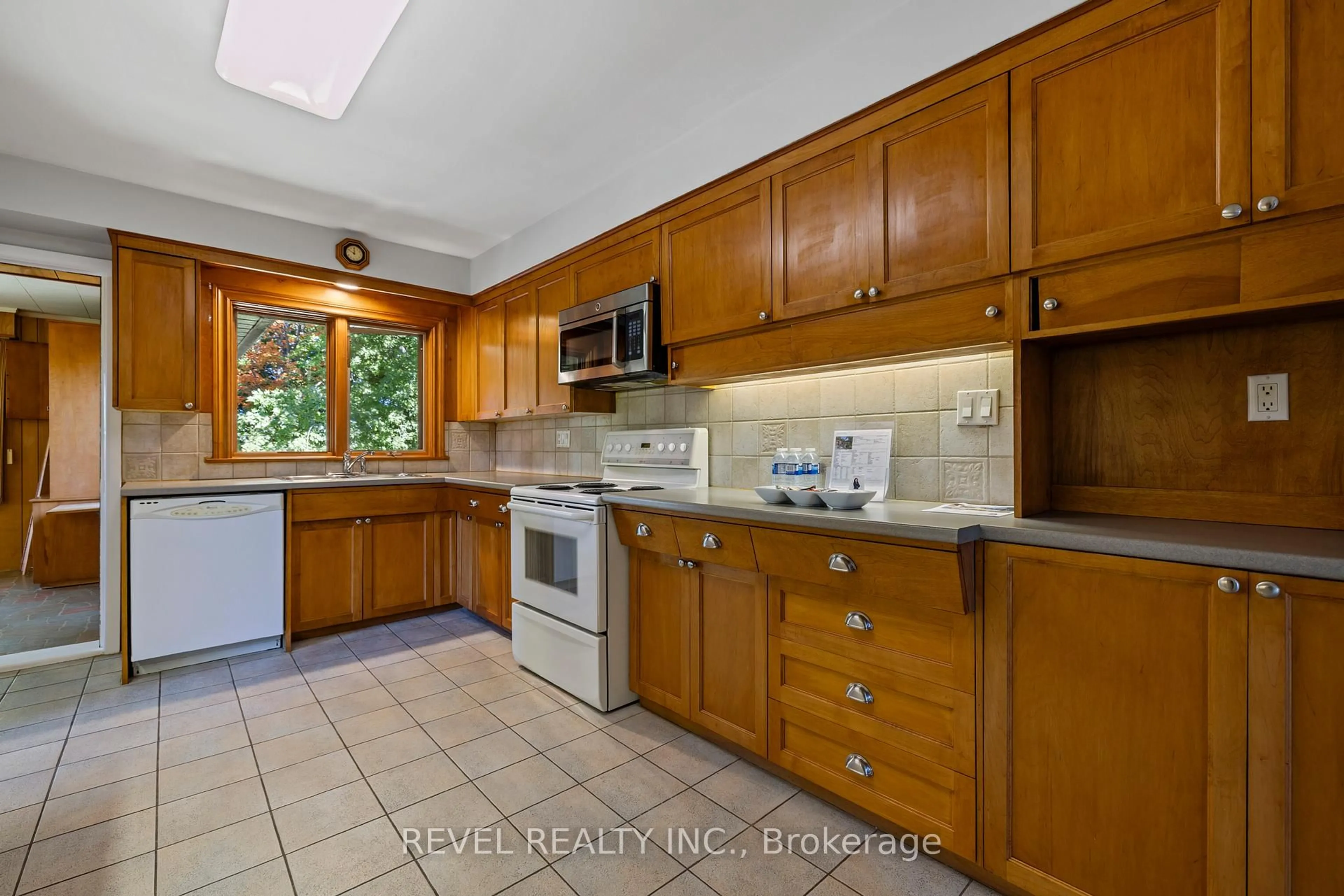 Standard kitchen, ceramic/tile floor for 40 Bertram Dr, Hamilton Ontario L9H 4T3
