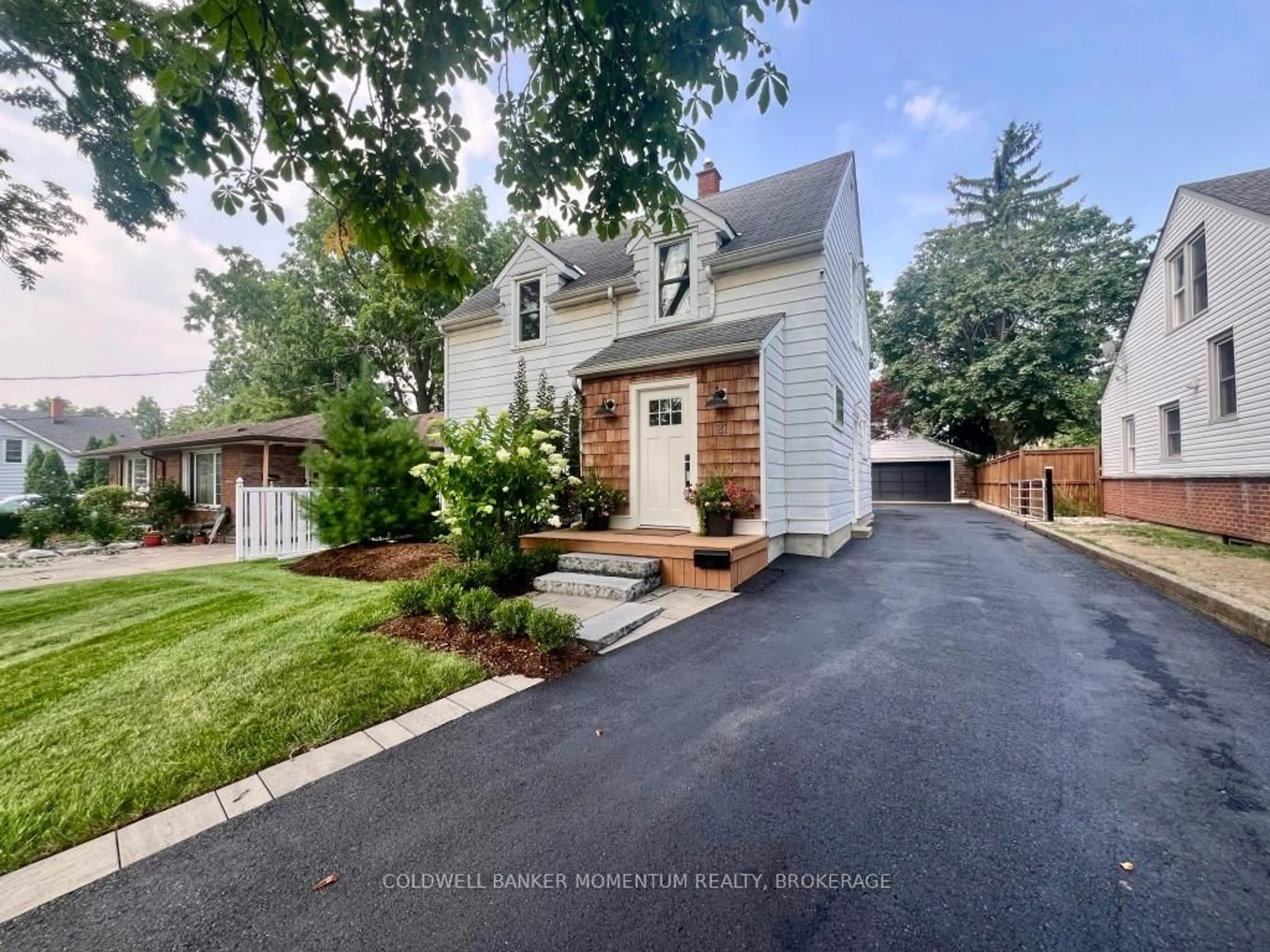 Home with brick exterior material, street for 21 Carleton St, Thorold Ontario L2V 1Z7