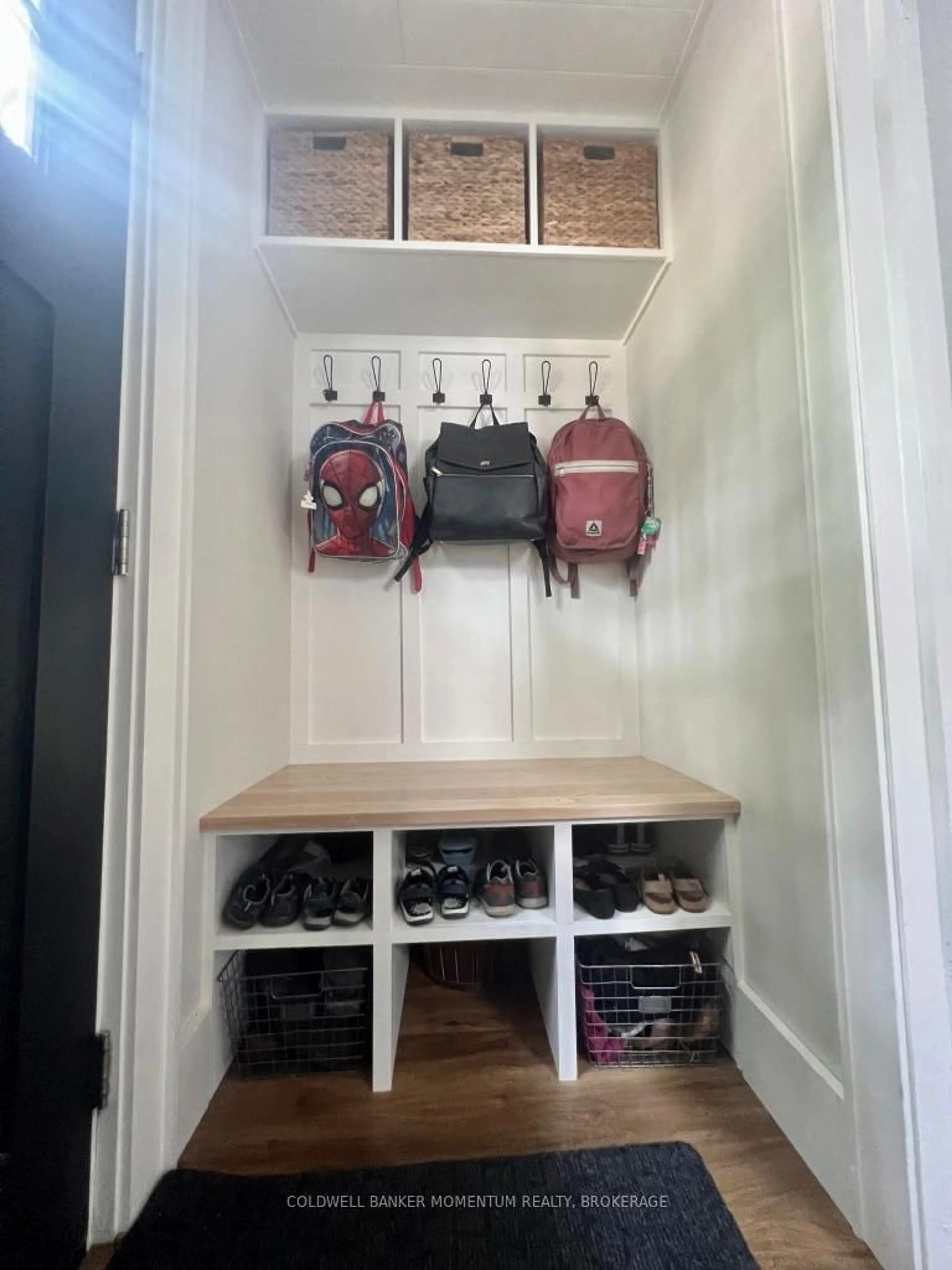 Indoor entryway for 21 Carleton St, Thorold Ontario L2V 1Z7