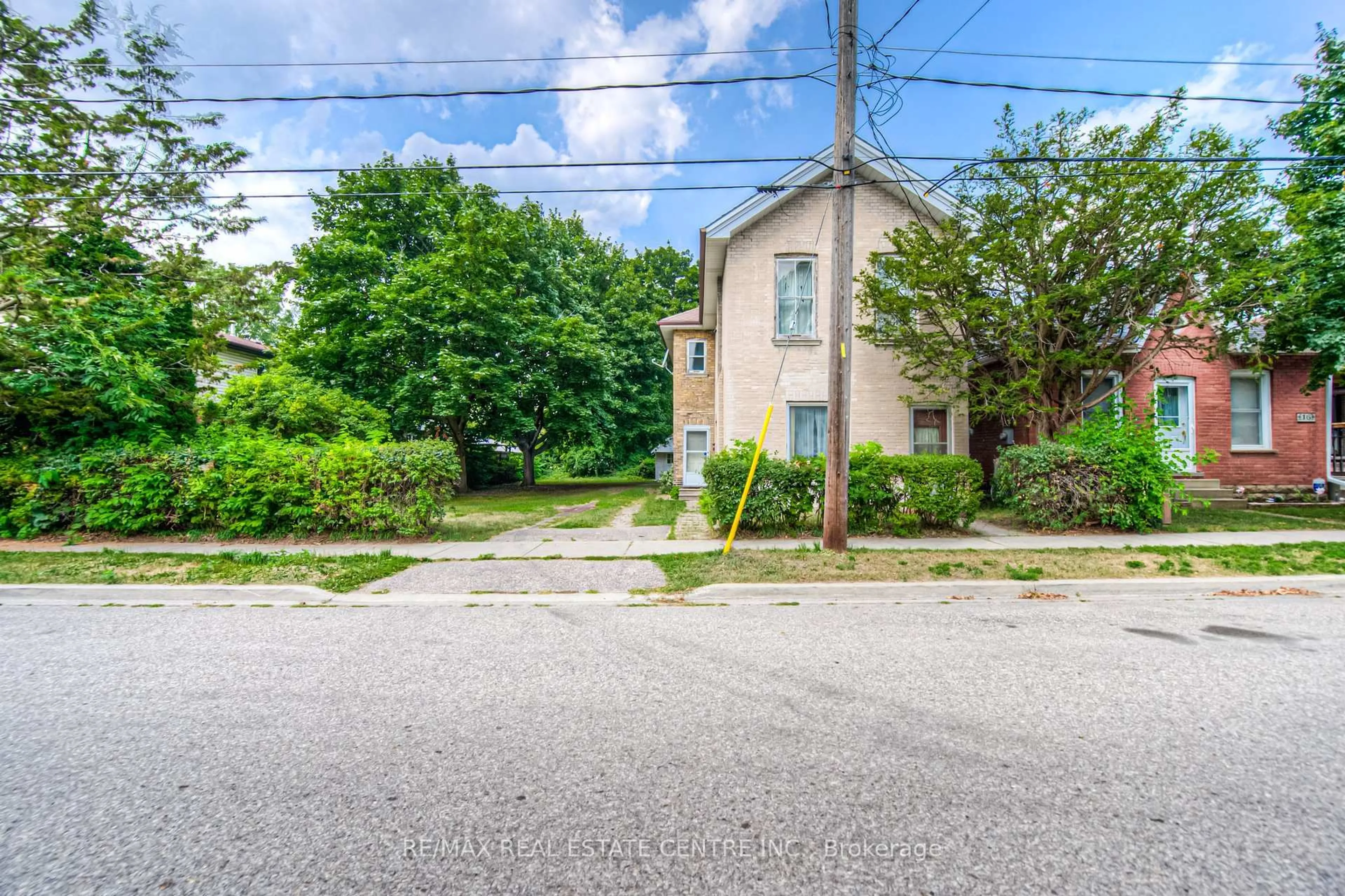 Patio, street for 14 Bond St, Brant Ontario N3R 4G5