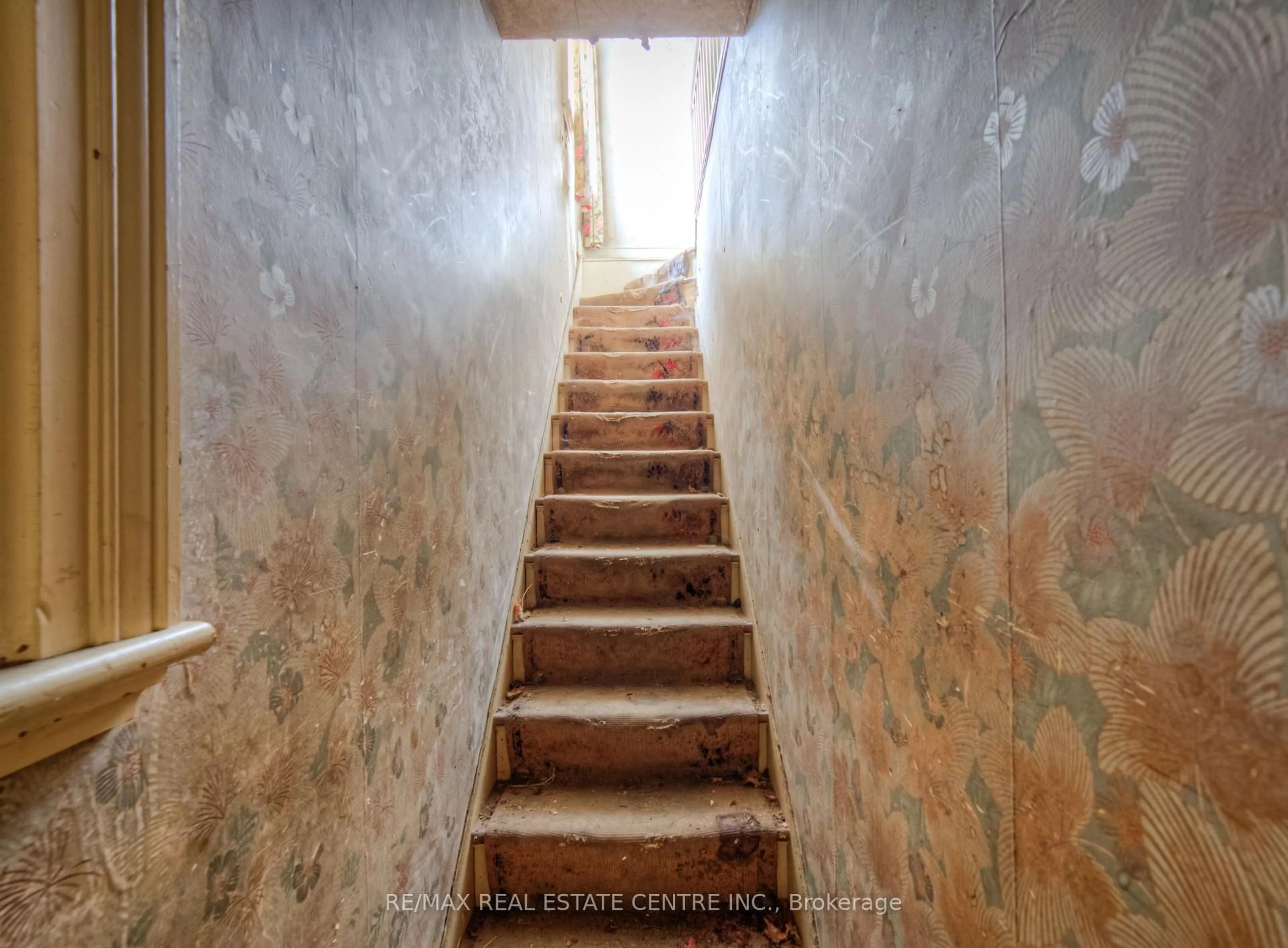 Stairs for 14 Bond St, Brant Ontario N3R 4G5