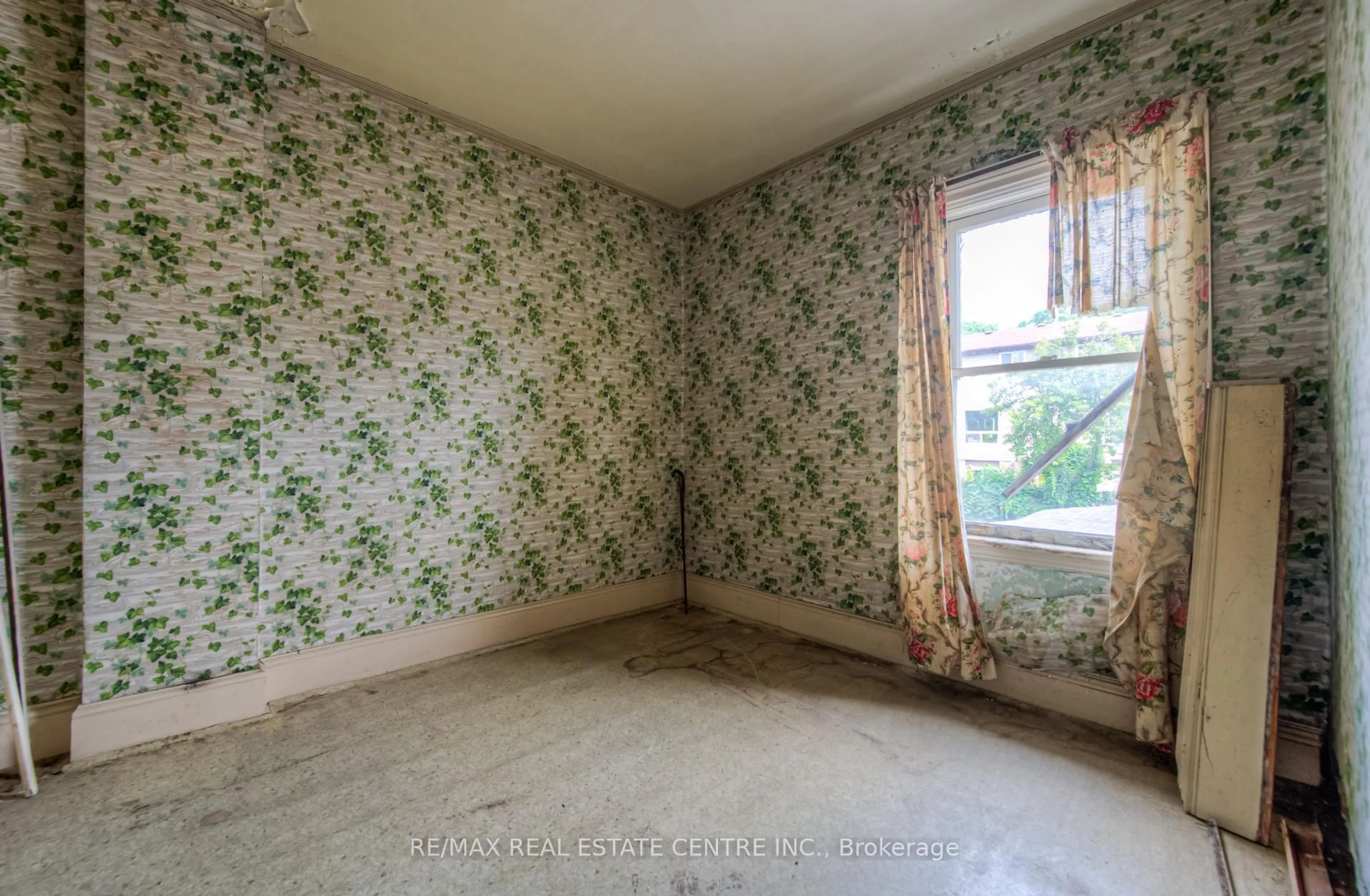 A pic of a room for 14 Bond St, Brant Ontario N3R 4G5