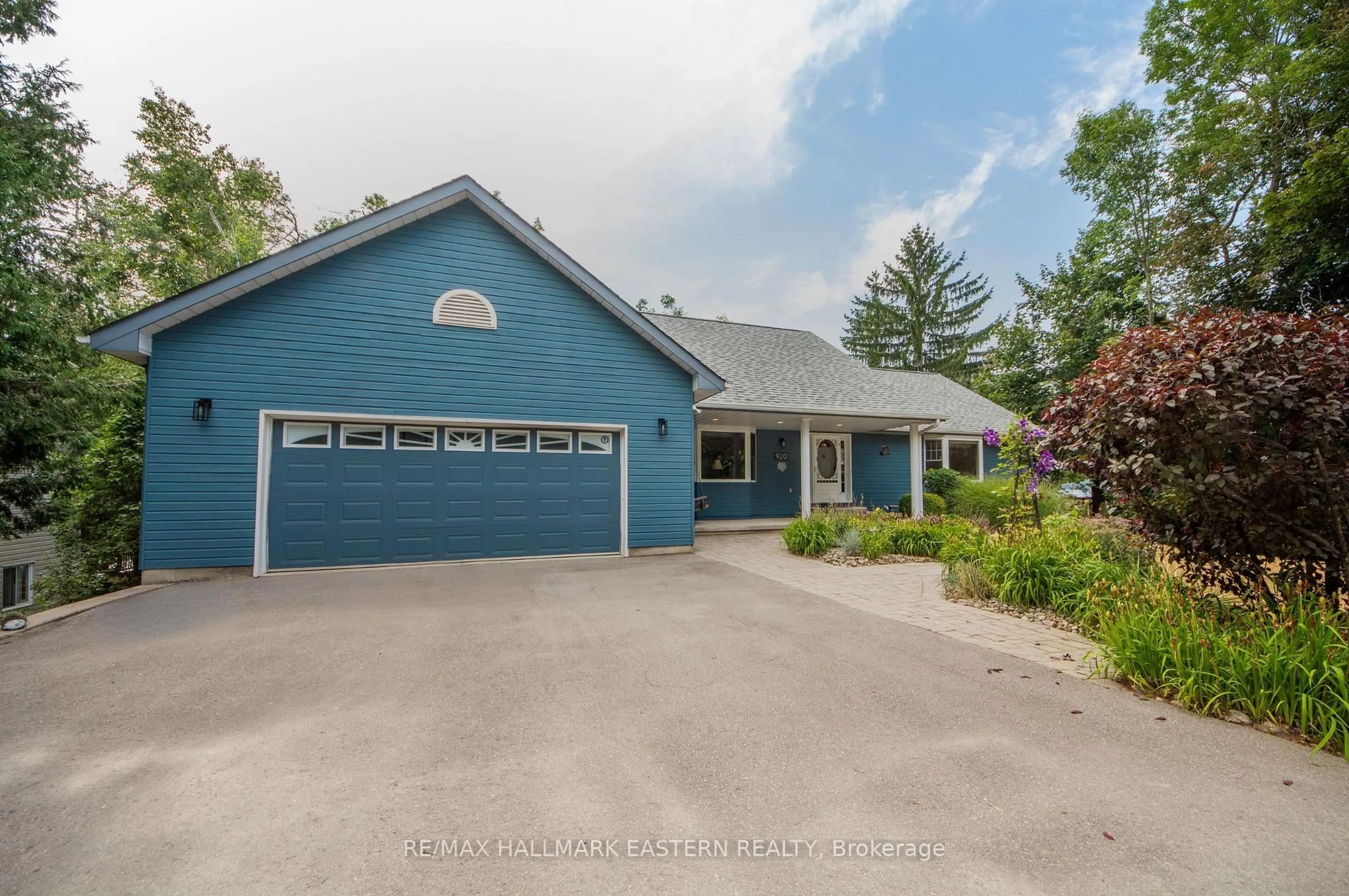 A pic from outside/outdoor area/front of a property/back of a property/a pic from drone, street for 920 Westlake Dr, Selwyn Ontario K0L 1H0