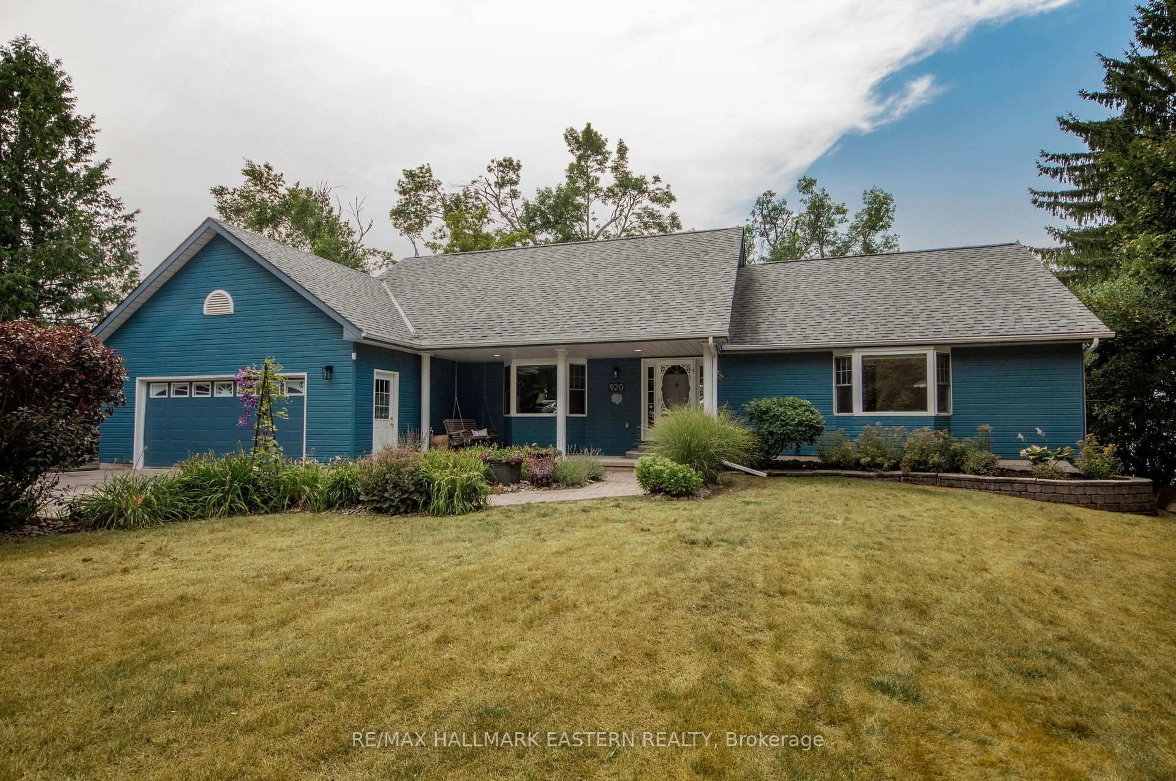 Home with vinyl exterior material, unknown for 920 Westlake Dr, Selwyn Ontario K0L 1H0
