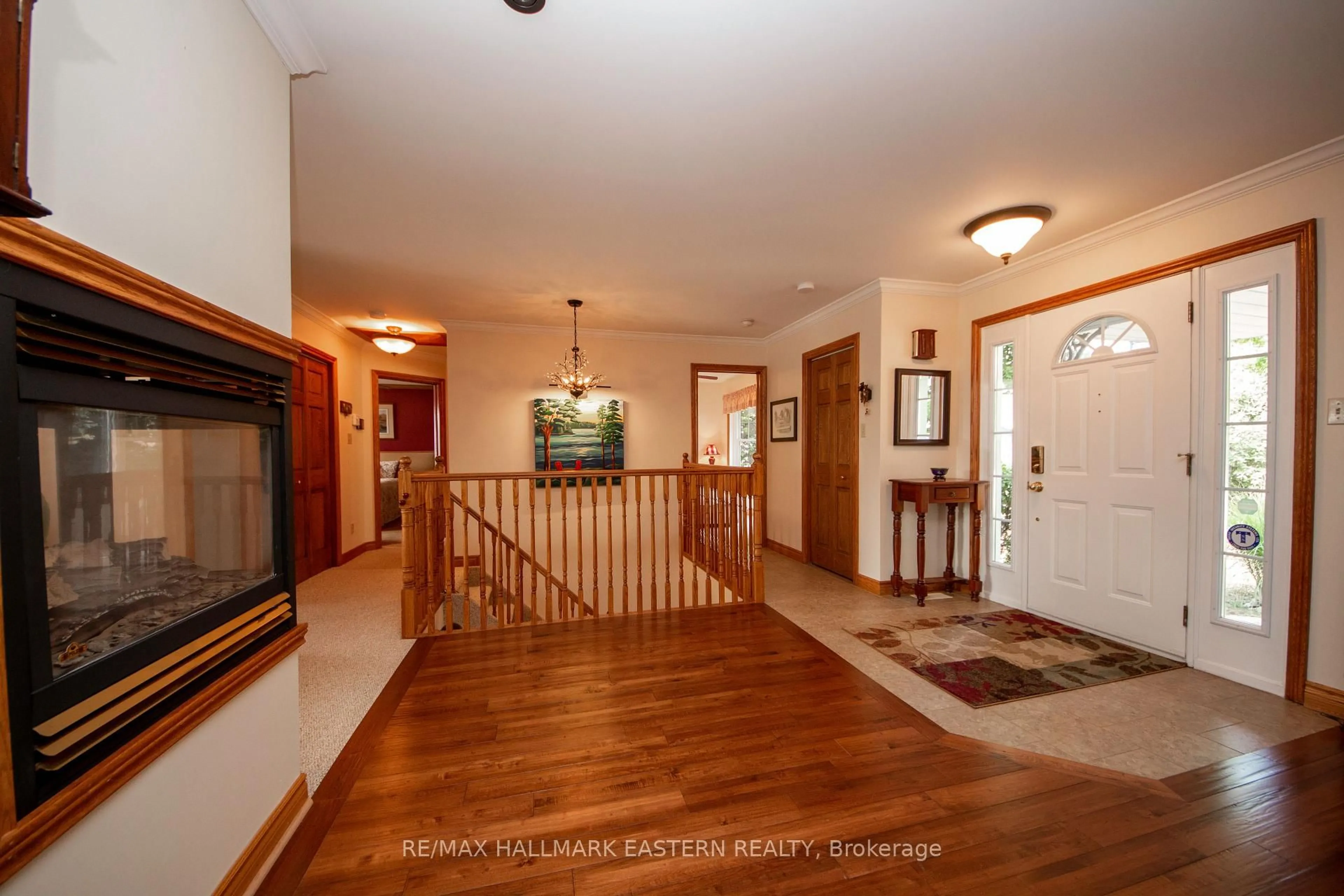 Indoor foyer for 920 Westlake Dr, Selwyn Ontario K0L 1H0