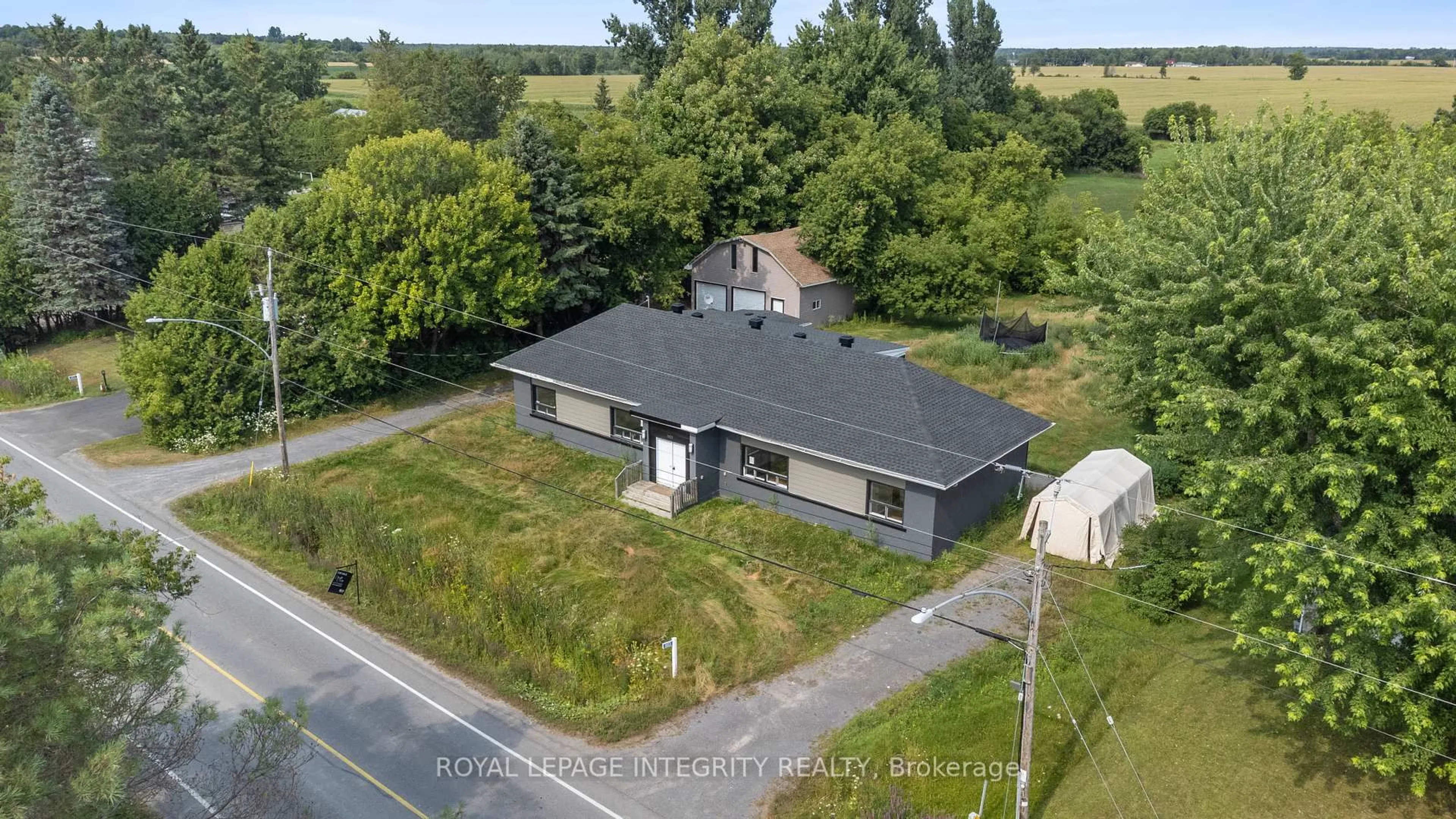 A pic from outside/outdoor area/front of a property/back of a property/a pic from drone, building for 3823 Drouin Rd, Clarence-Rockland Ontario K0A 2A0