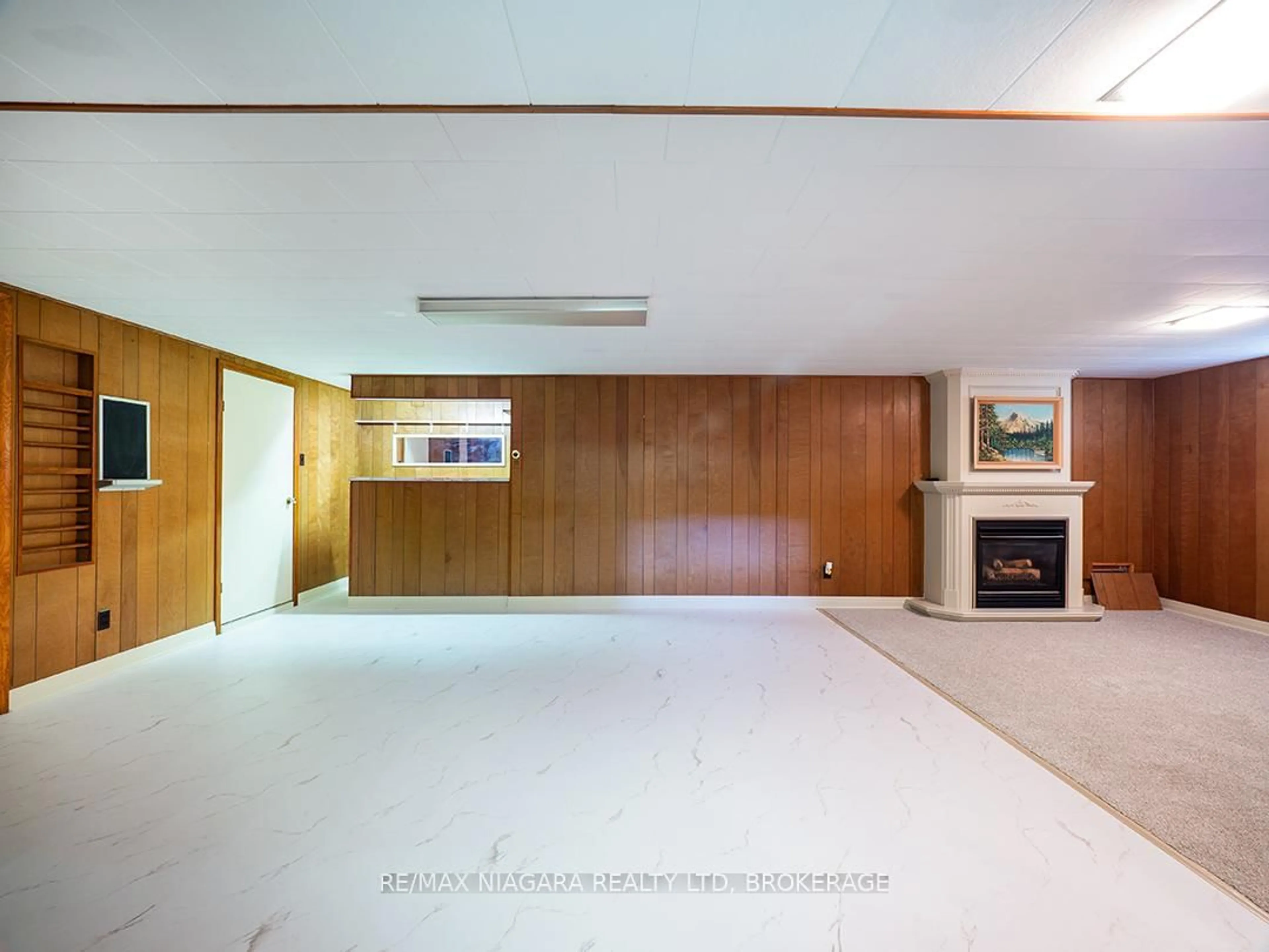 Indoor foyer for 22 South Cres, Port Colborne Ontario L3K 2X9