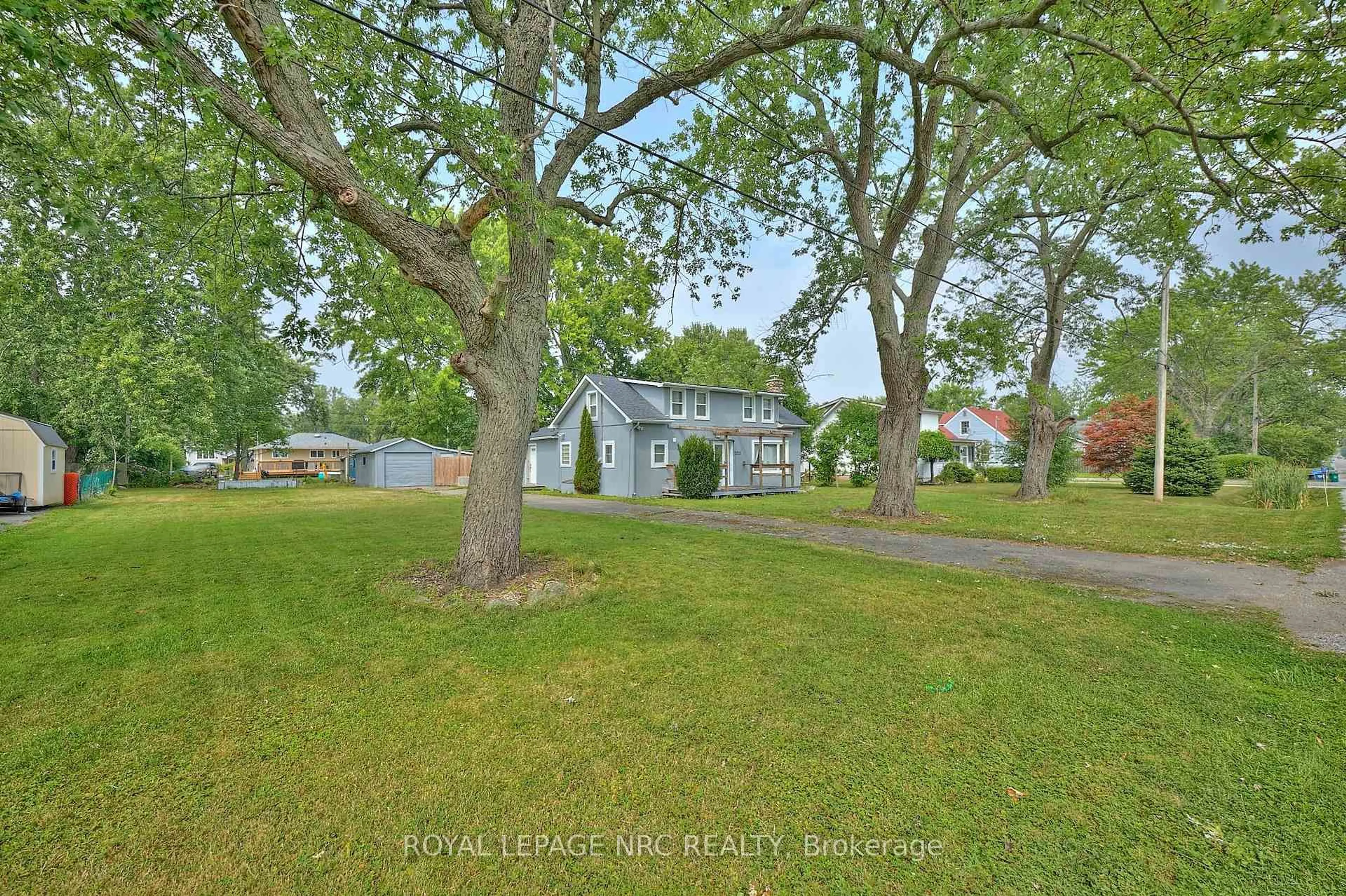 A pic from outside/outdoor area/front of a property/back of a property/a pic from drone, street for 3252 Young Ave, Fort Erie Ontario L0S 1N0