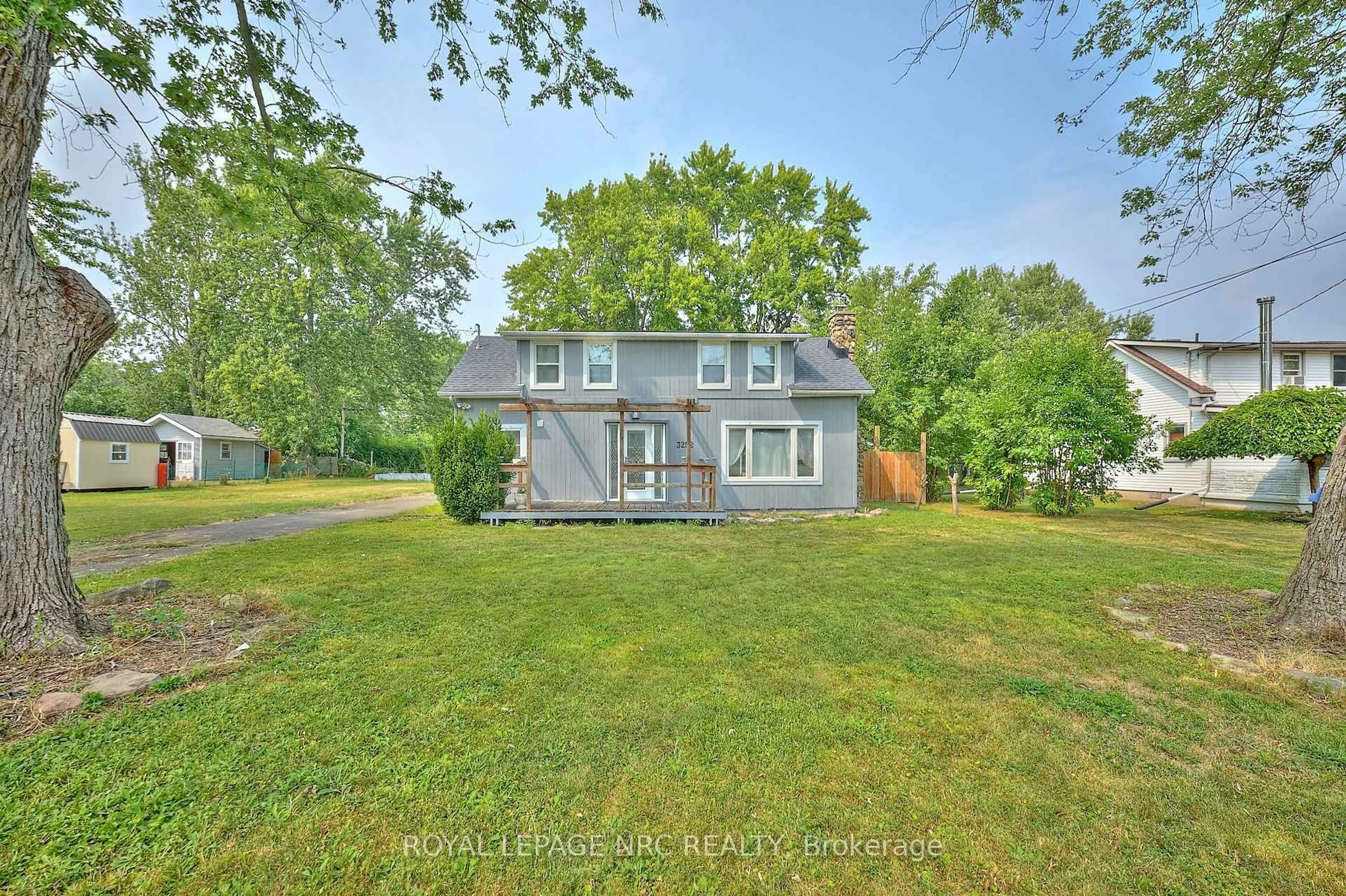 A pic from outside/outdoor area/front of a property/back of a property/a pic from drone, unknown for 3252 Young Ave, Fort Erie Ontario L0S 1N0