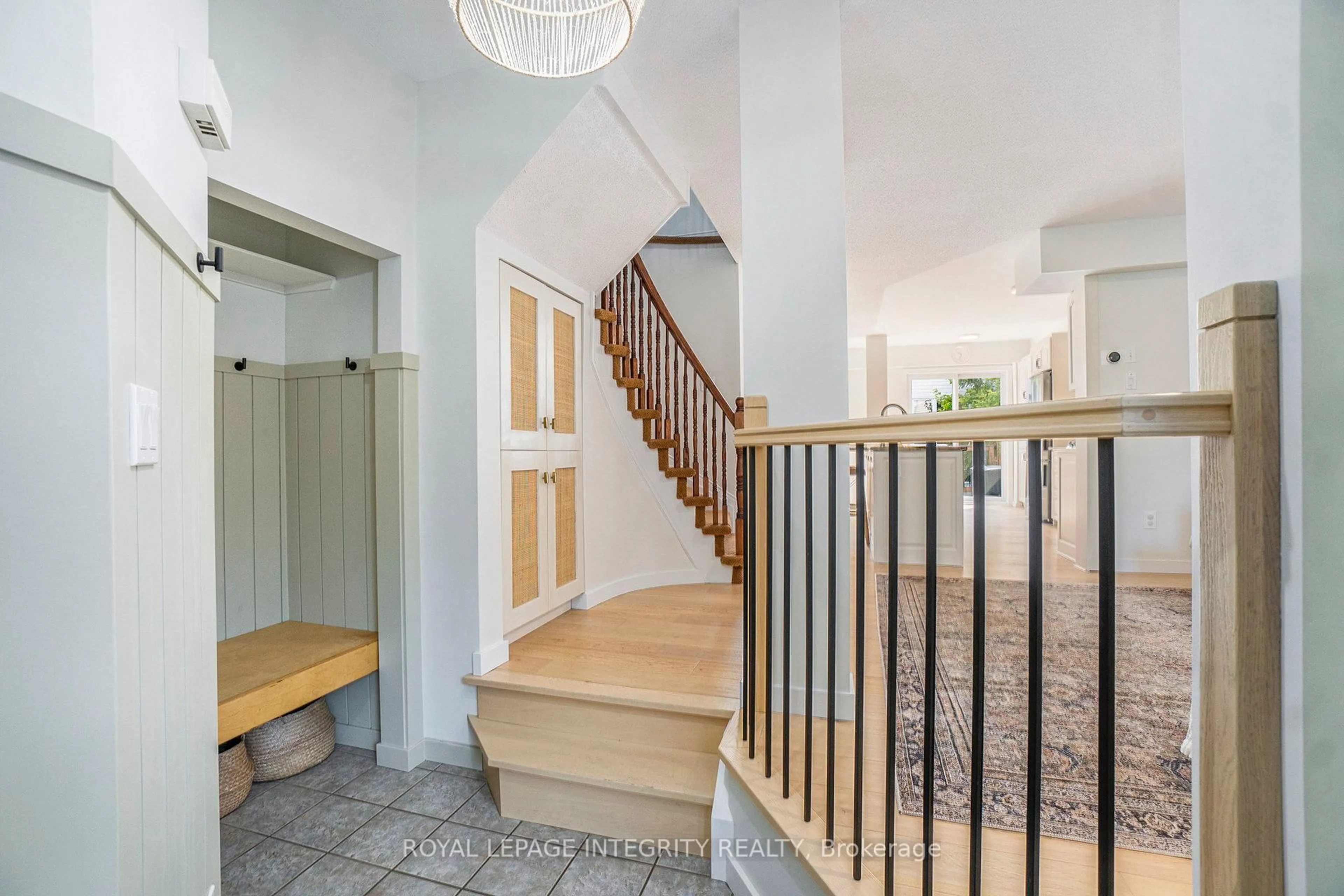 Indoor foyer for 173 College Circ, Ottawa Ontario K1K 4S1