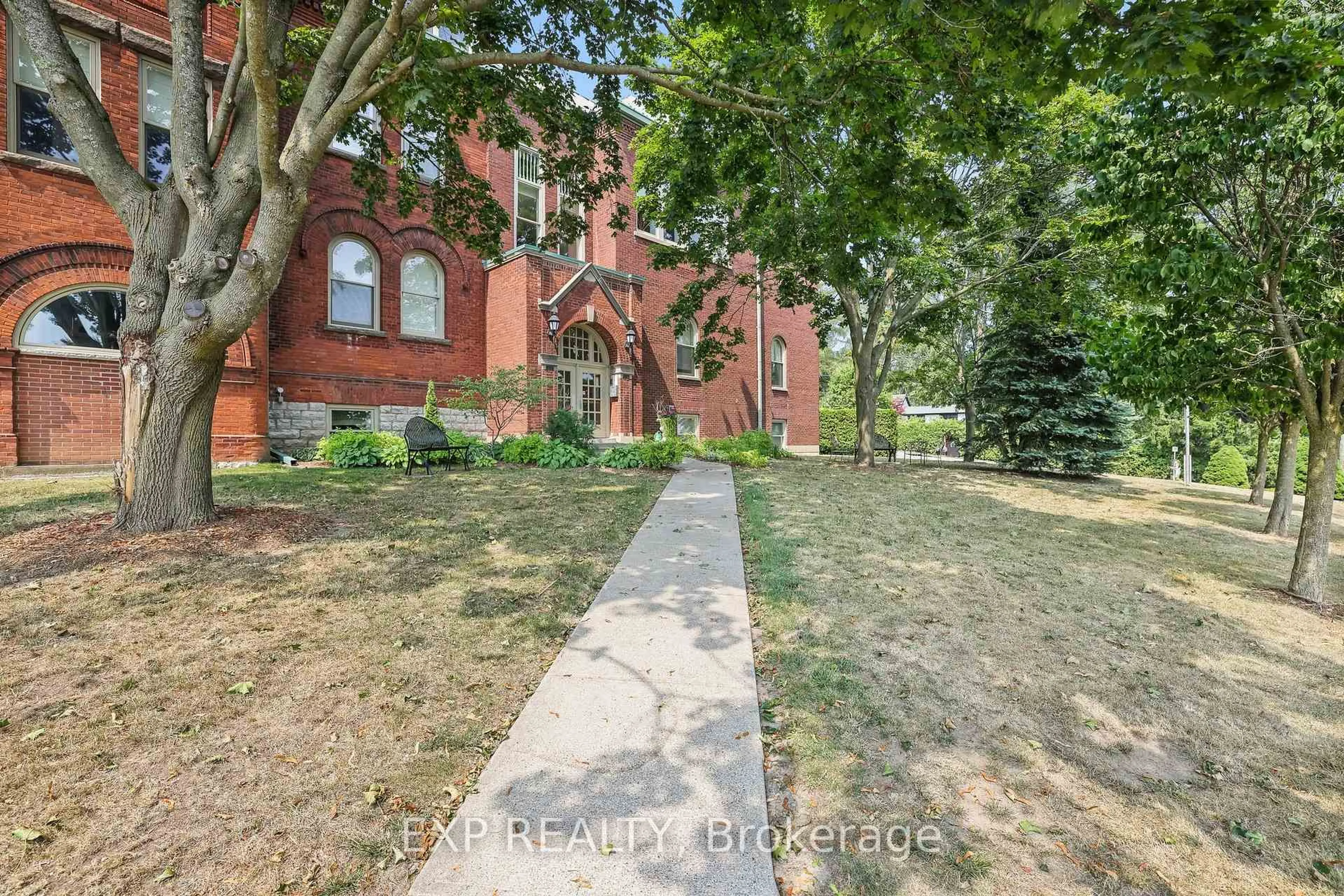 A pic from outside/outdoor area/front of a property/back of a property/a pic from drone, street for 72 Pine St #302, Port Hope Ontario L1A 1G8