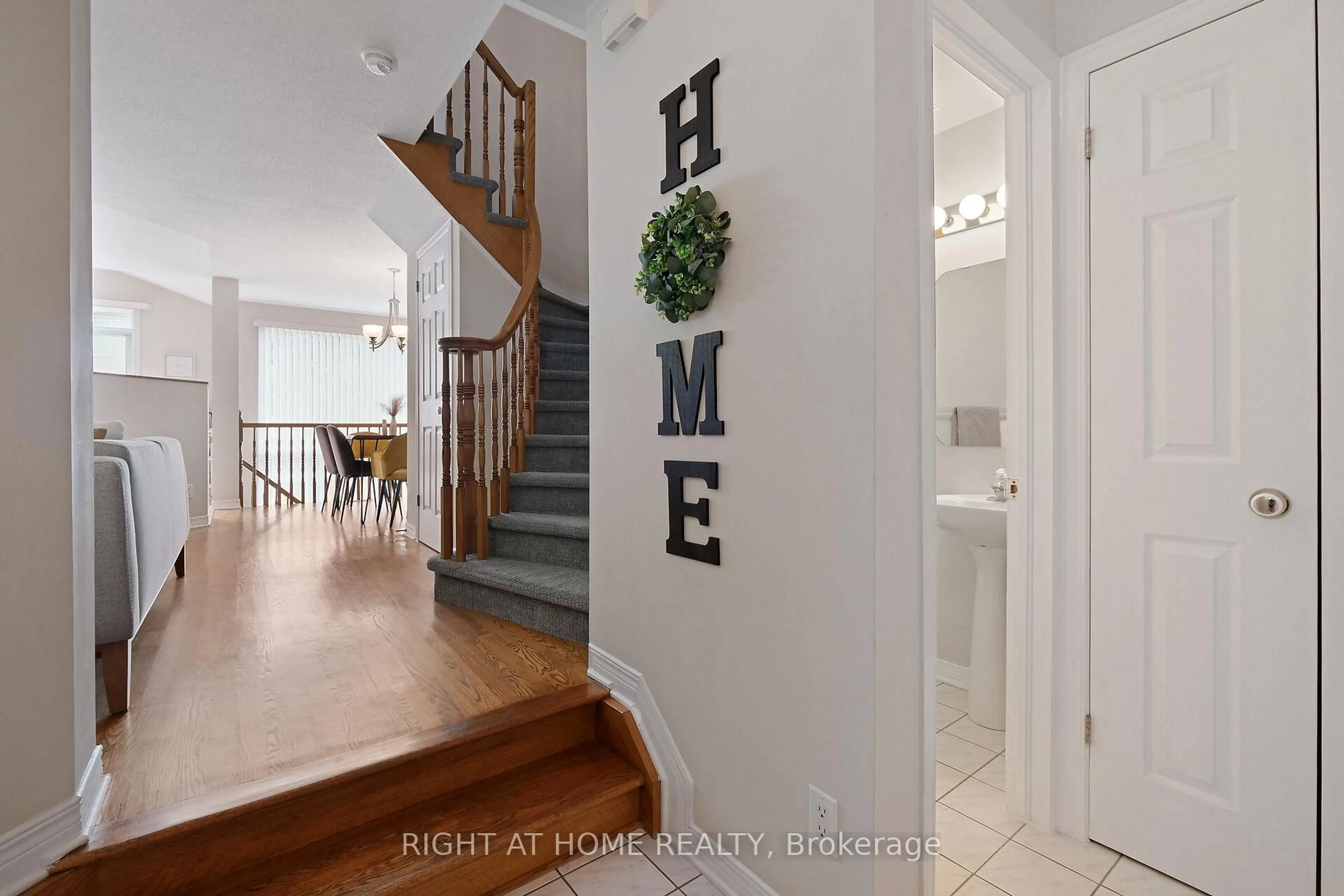 Indoor entryway for 1630 Marley Cres, Ottawa Ontario K1J 1C3