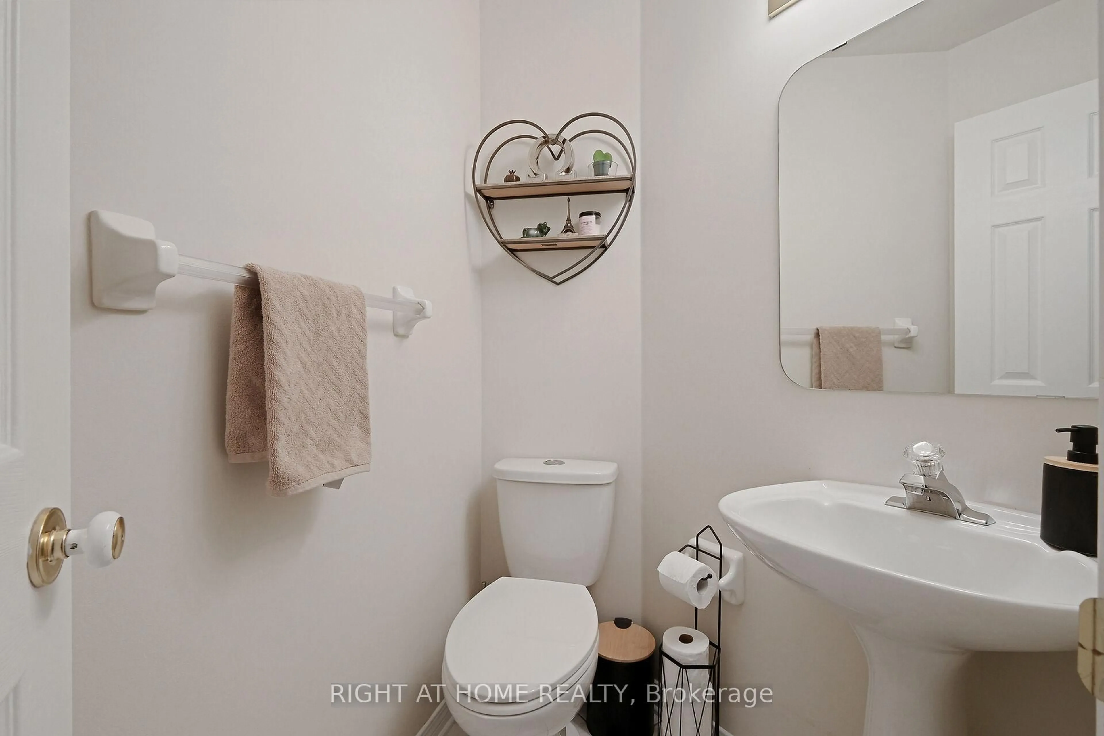 Standard bathroom, ceramic/tile floor for 1630 Marley Cres, Ottawa Ontario K1J 1C3