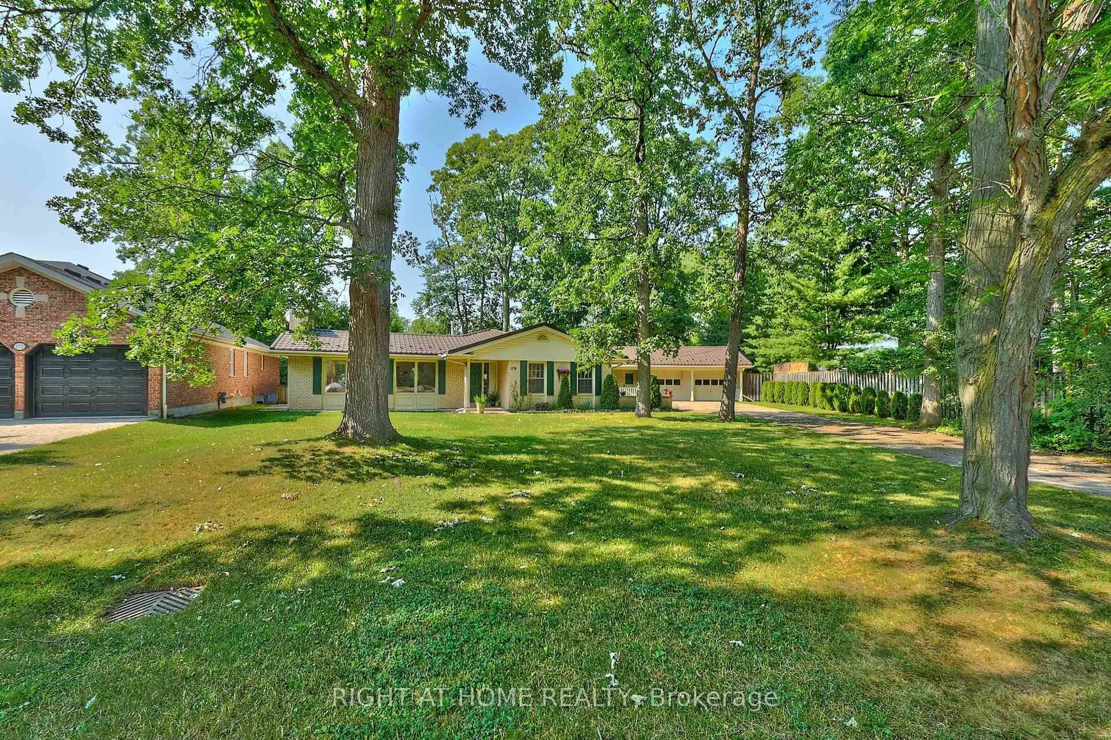 A pic from outside/outdoor area/front of a property/back of a property/a pic from drone, unknown for 179 Lockhart Dr, St. Catharines Ontario L2T 1W7