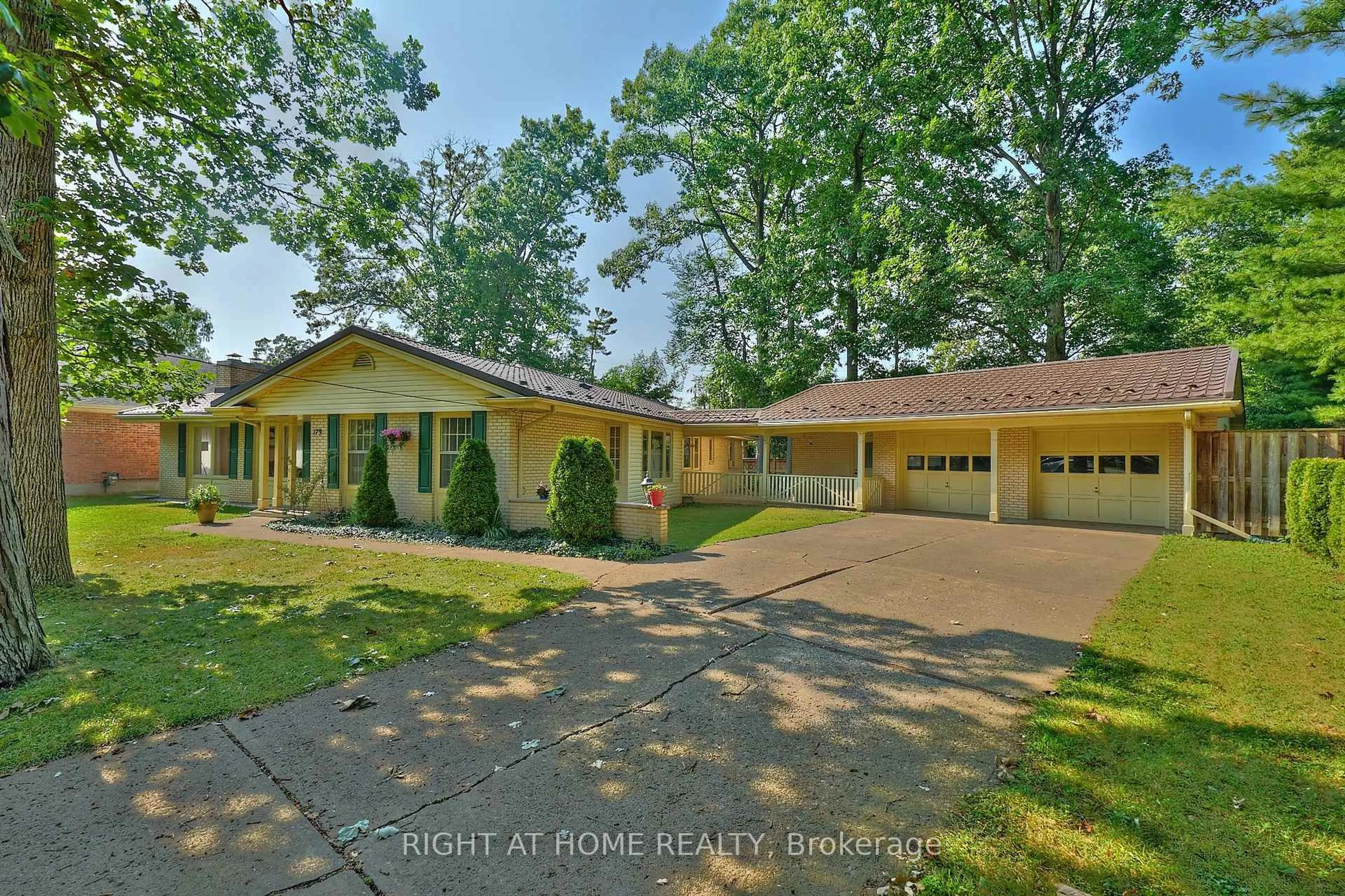 A pic from outside/outdoor area/front of a property/back of a property/a pic from drone, street for 179 Lockhart Dr, St. Catharines Ontario L2T 1W7