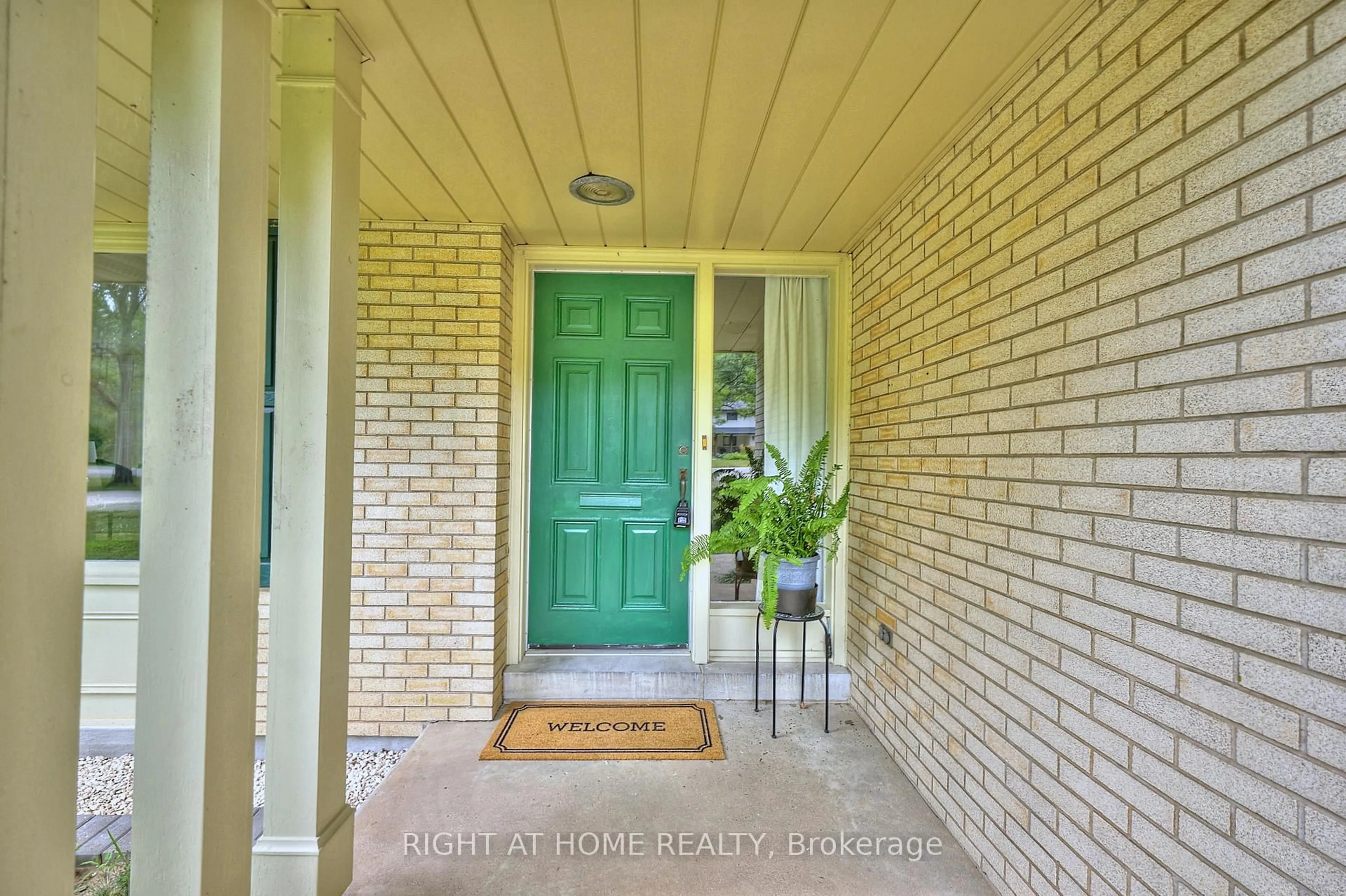 Indoor entryway for 179 Lockhart Dr, St. Catharines Ontario L2T 1W7