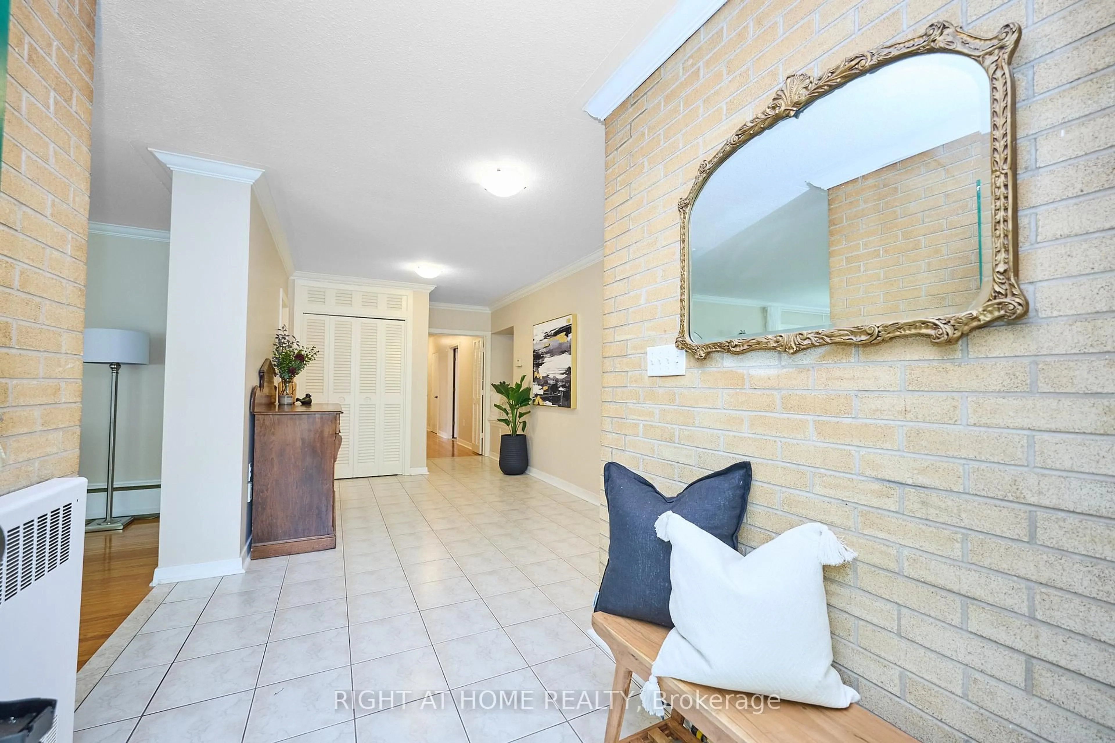 Indoor foyer for 179 Lockhart Dr, St. Catharines Ontario L2T 1W7