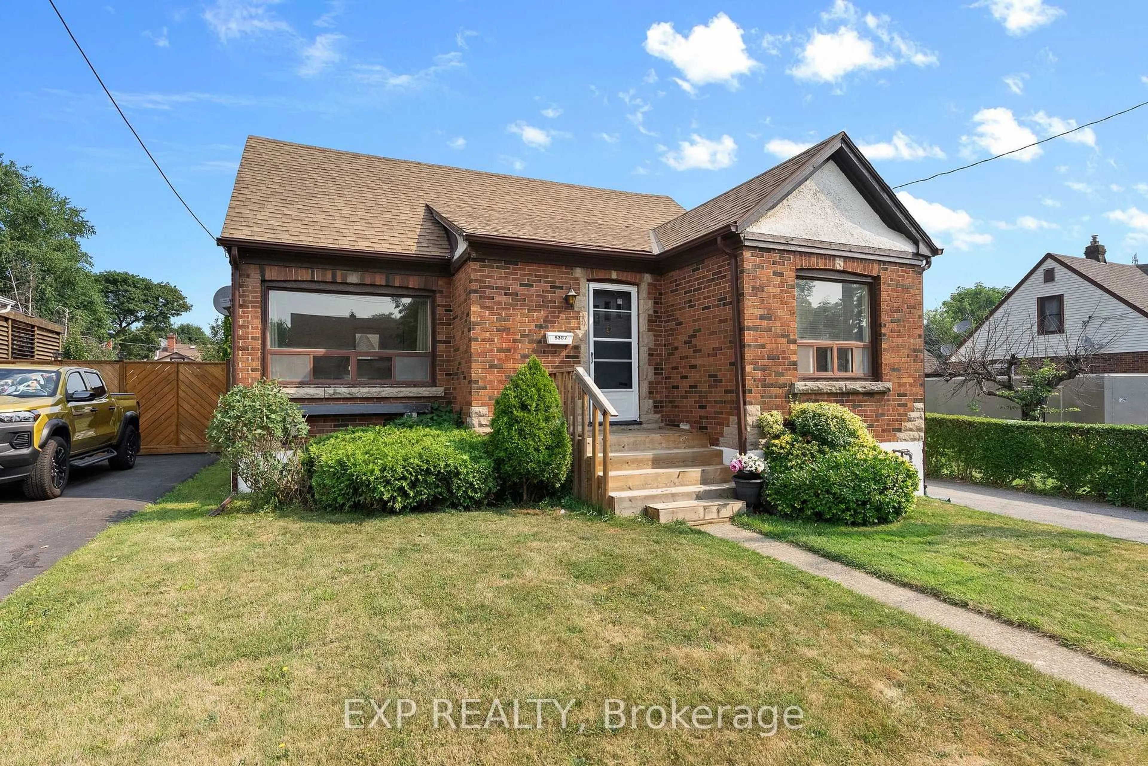 Home with brick exterior material, street for 5387 Cedar St, Niagara Falls Ontario L2E 2V4