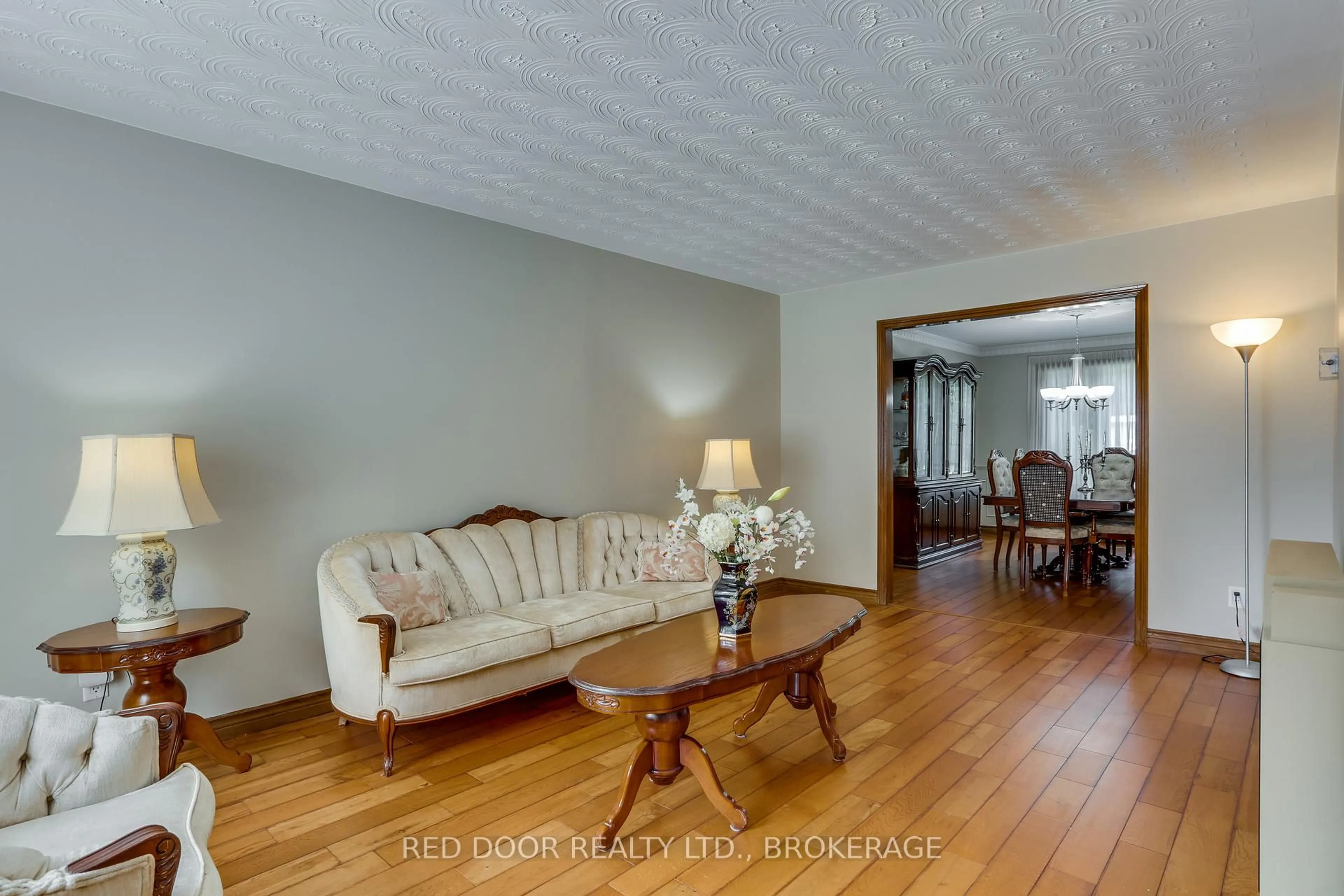 Living room with furniture, wood/laminate floor for 516 Jeffreybrook Dr, London North Ontario N5X 2S6