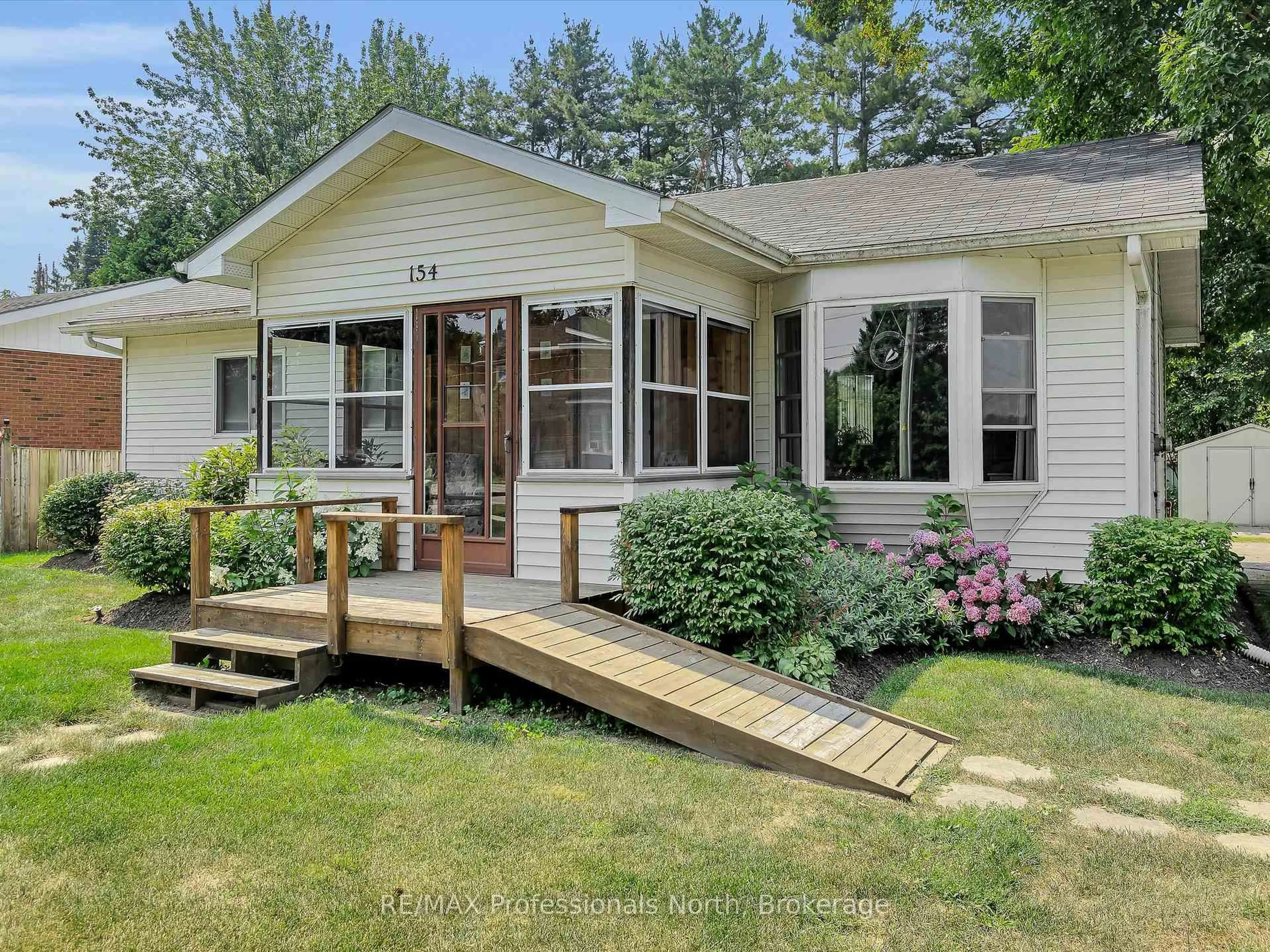 Home with vinyl exterior material, unknown for 154 Wellington St, Bracebridge Ontario P1L 1C4