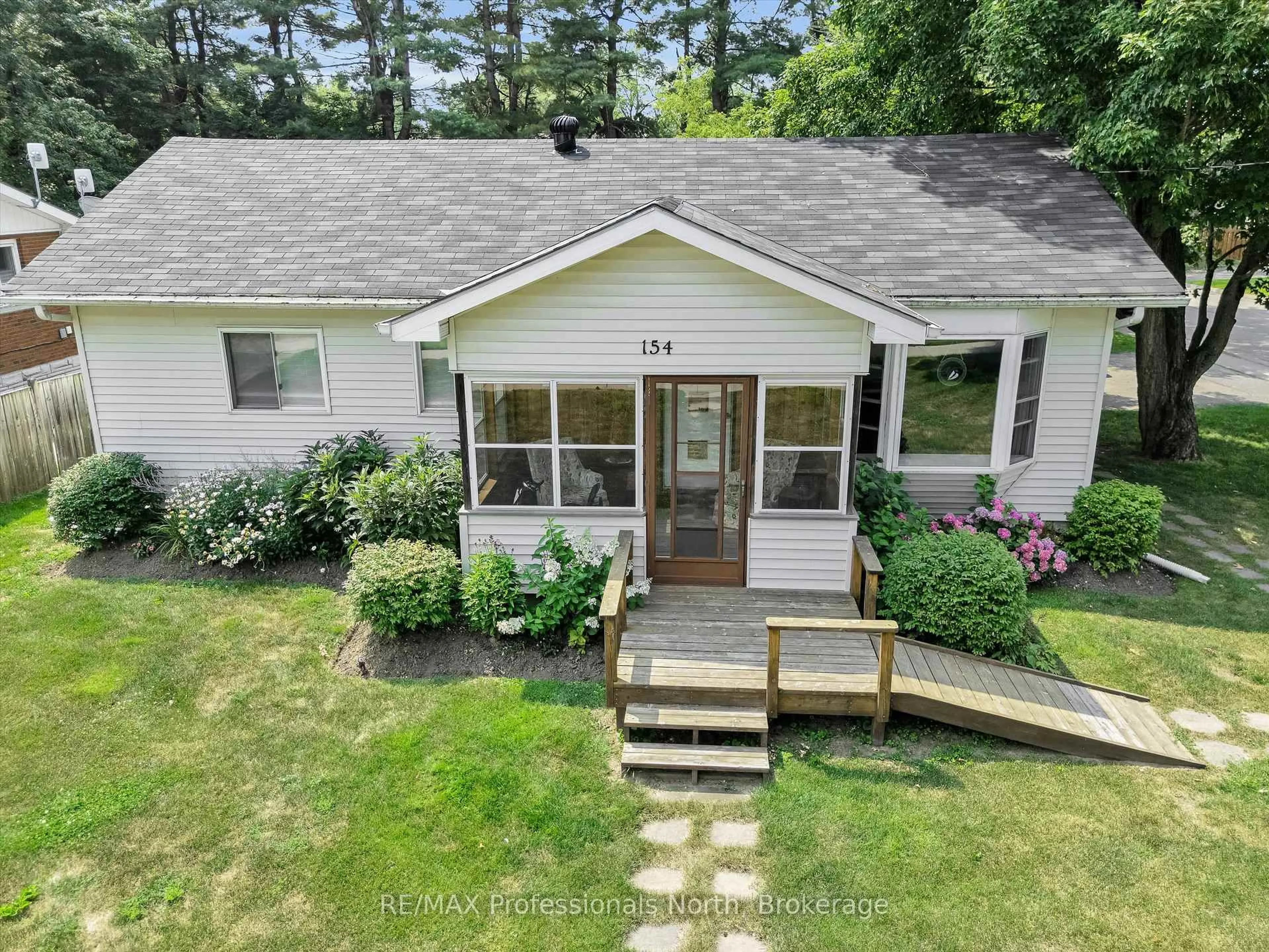 A pic from outside/outdoor area/front of a property/back of a property/a pic from drone, unknown for 154 Wellington St, Bracebridge Ontario P1L 1C4