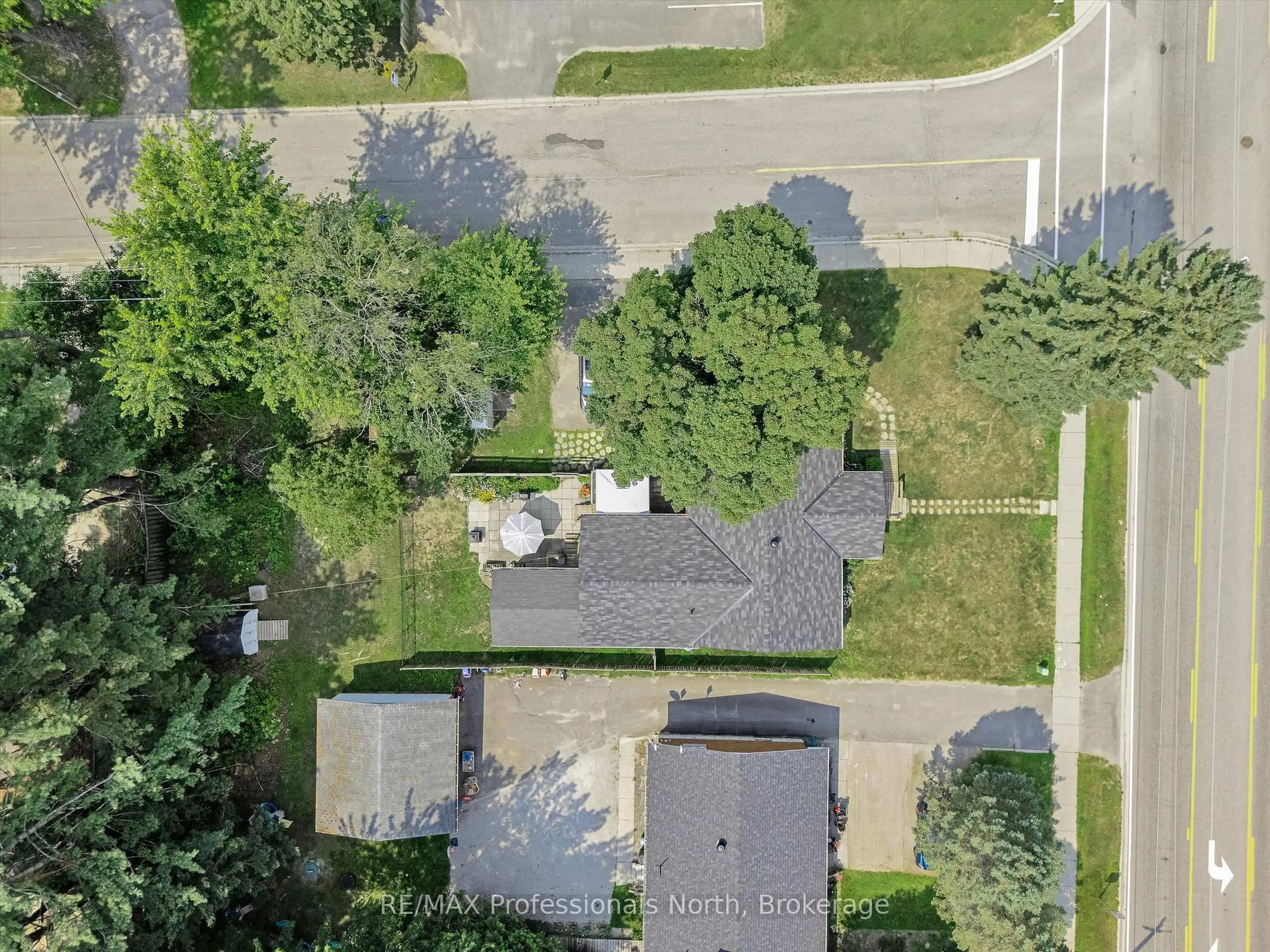 A pic from outside/outdoor area/front of a property/back of a property/a pic from drone, street for 154 Wellington St, Bracebridge Ontario P1L 1C4