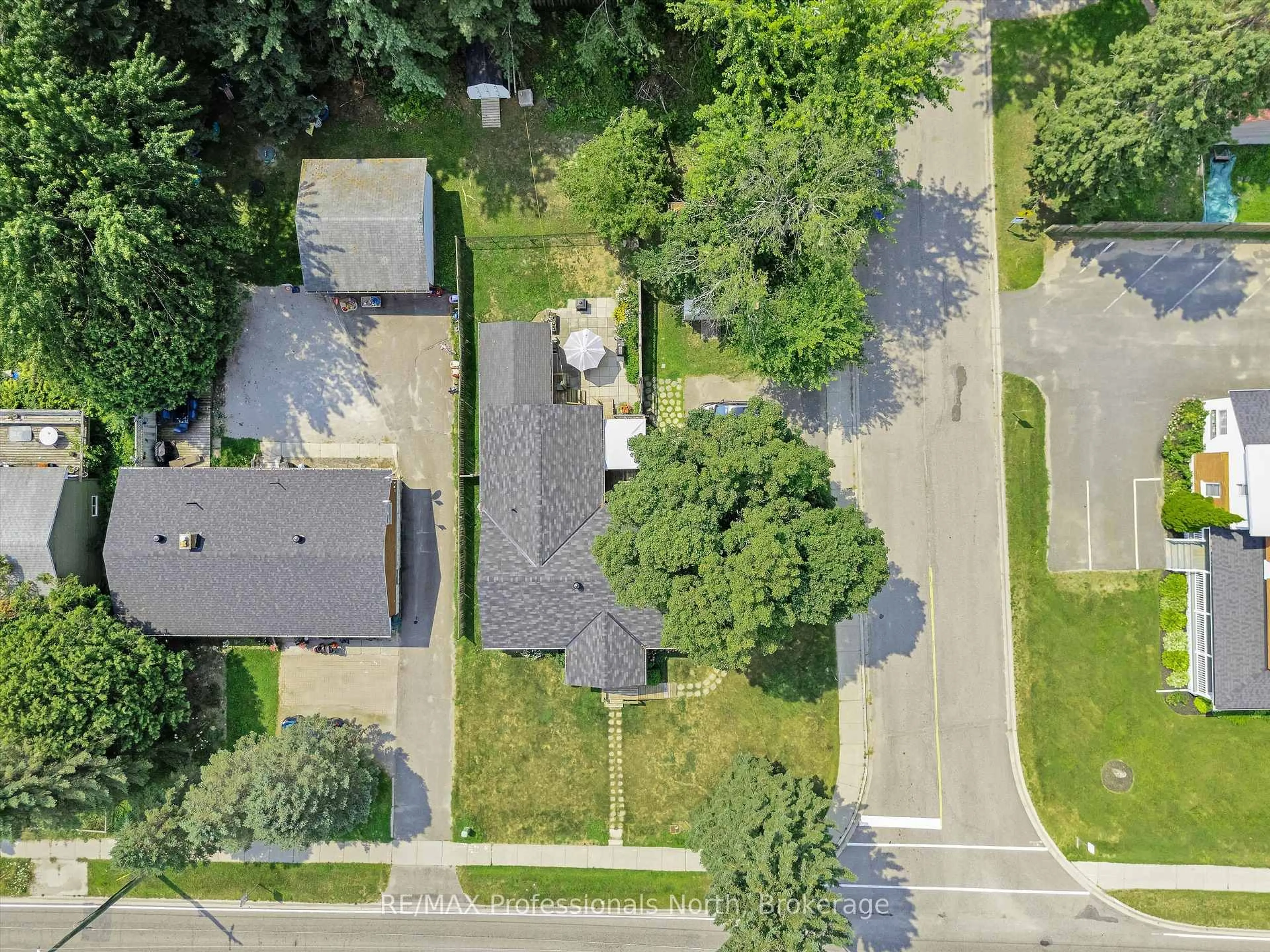 A pic from outside/outdoor area/front of a property/back of a property/a pic from drone, street for 154 Wellington St, Bracebridge Ontario P1L 1C4