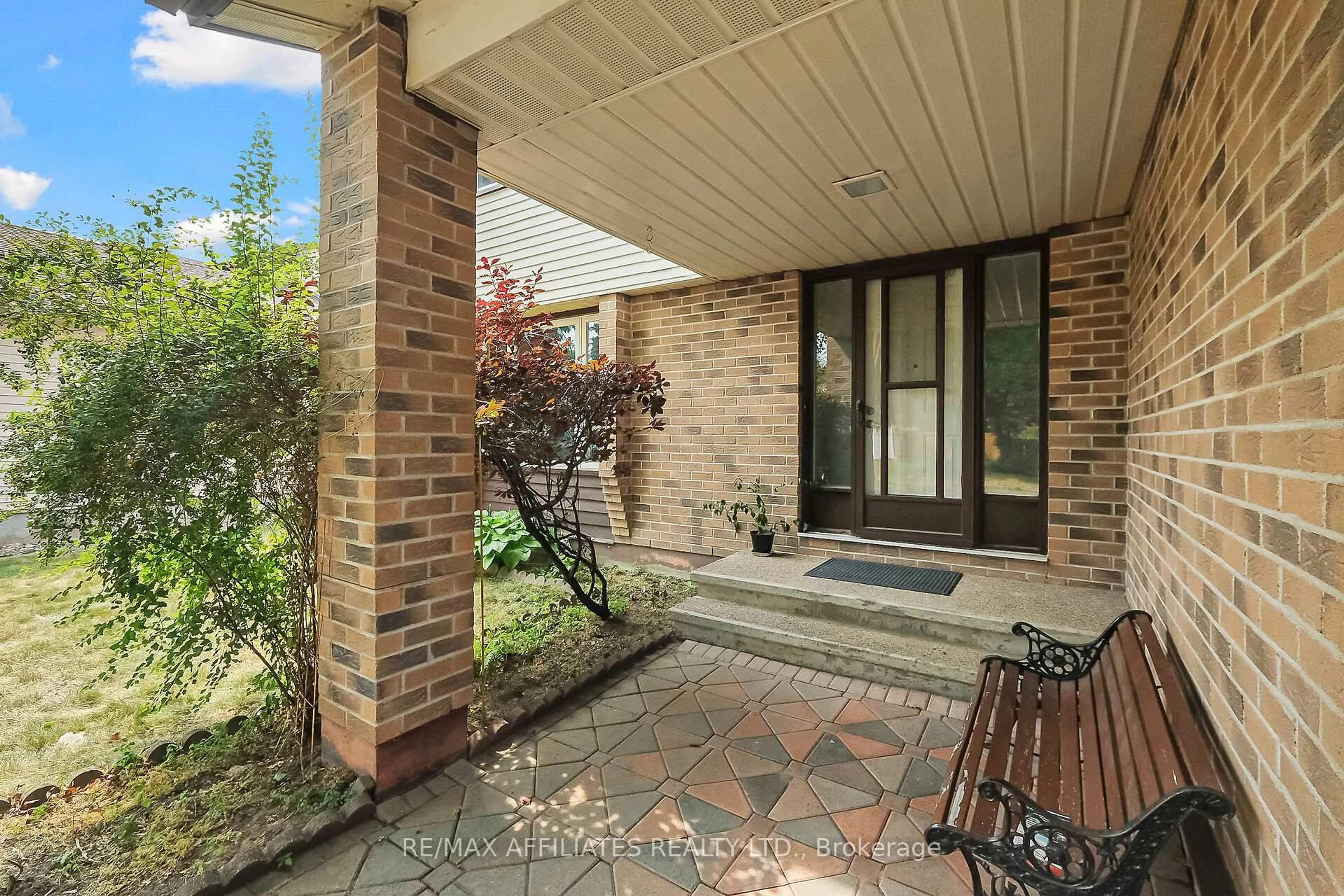 Patio, street for 1850 Des Arbres St, Orleans Ontario K1E 2T8