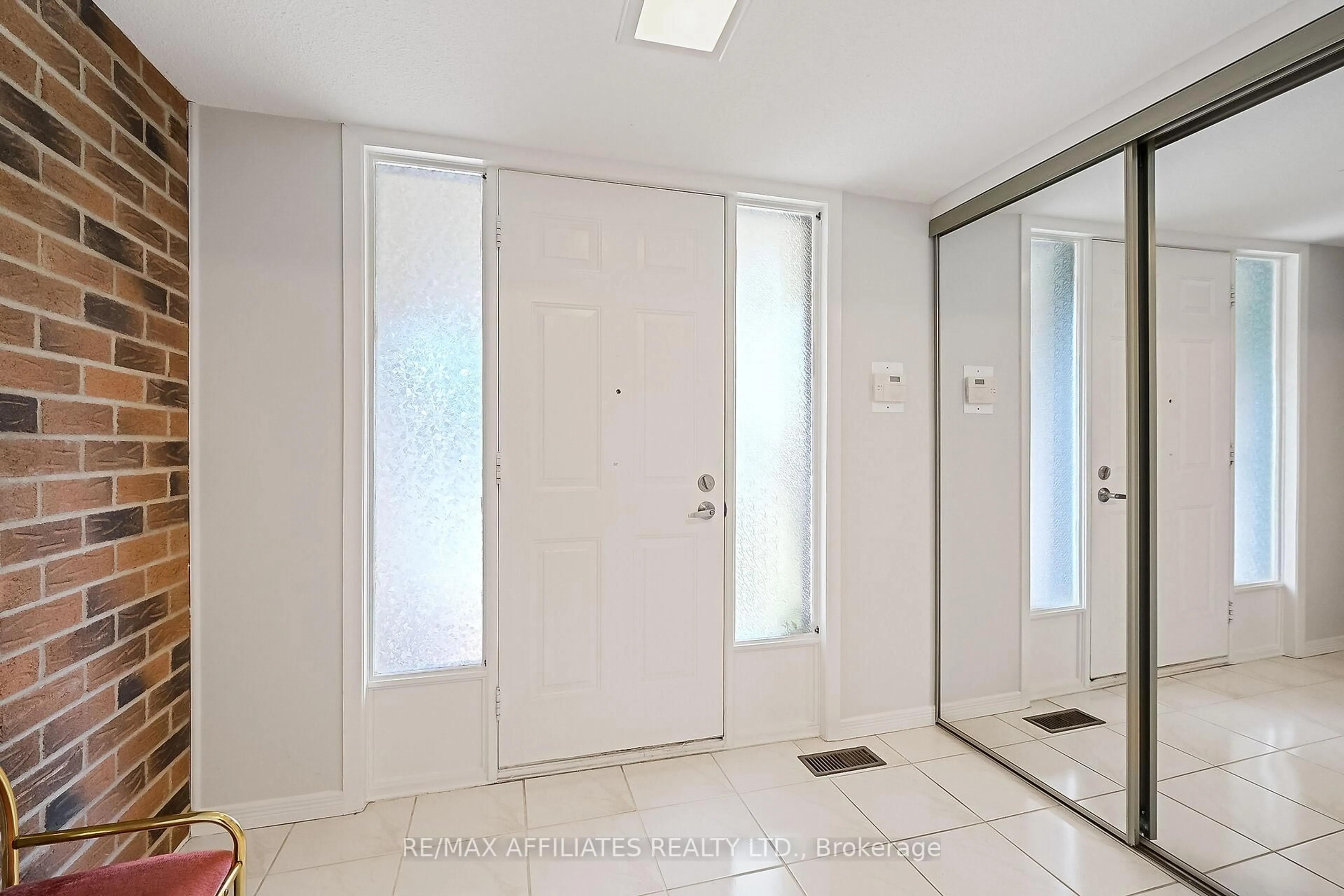 Indoor foyer for 1850 Des Arbres St, Orleans Ontario K1E 2T8