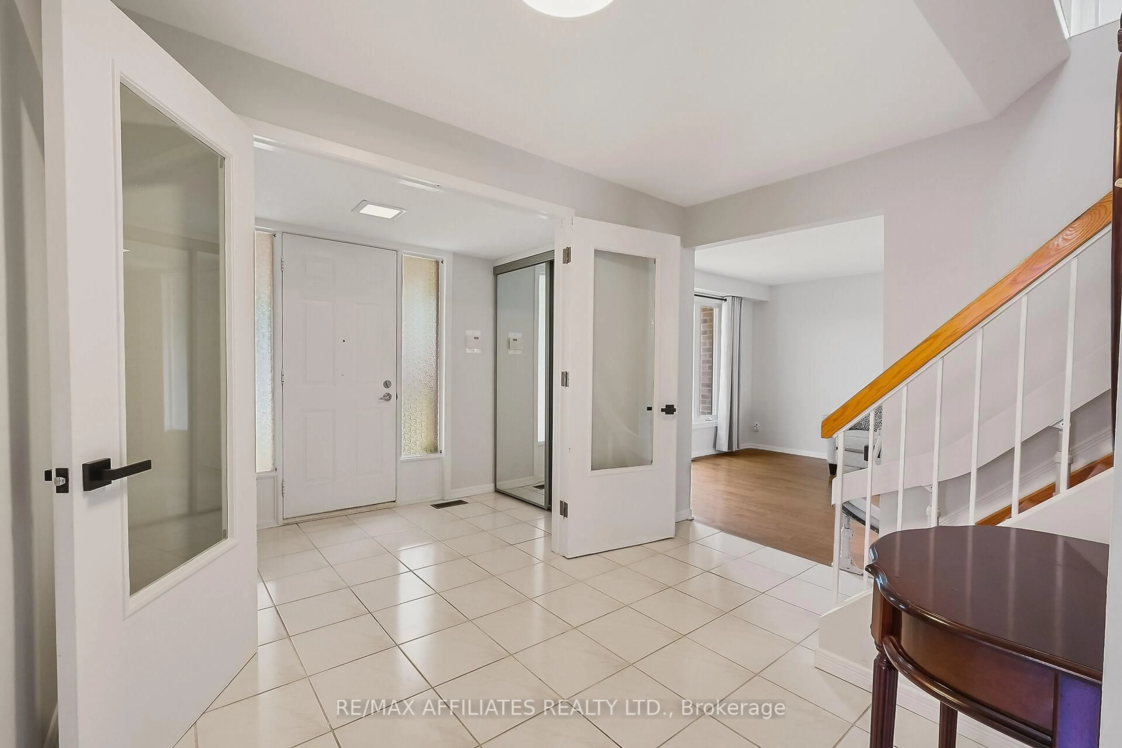 Indoor foyer for 1850 Des Arbres St, Orleans Ontario K1E 2T8
