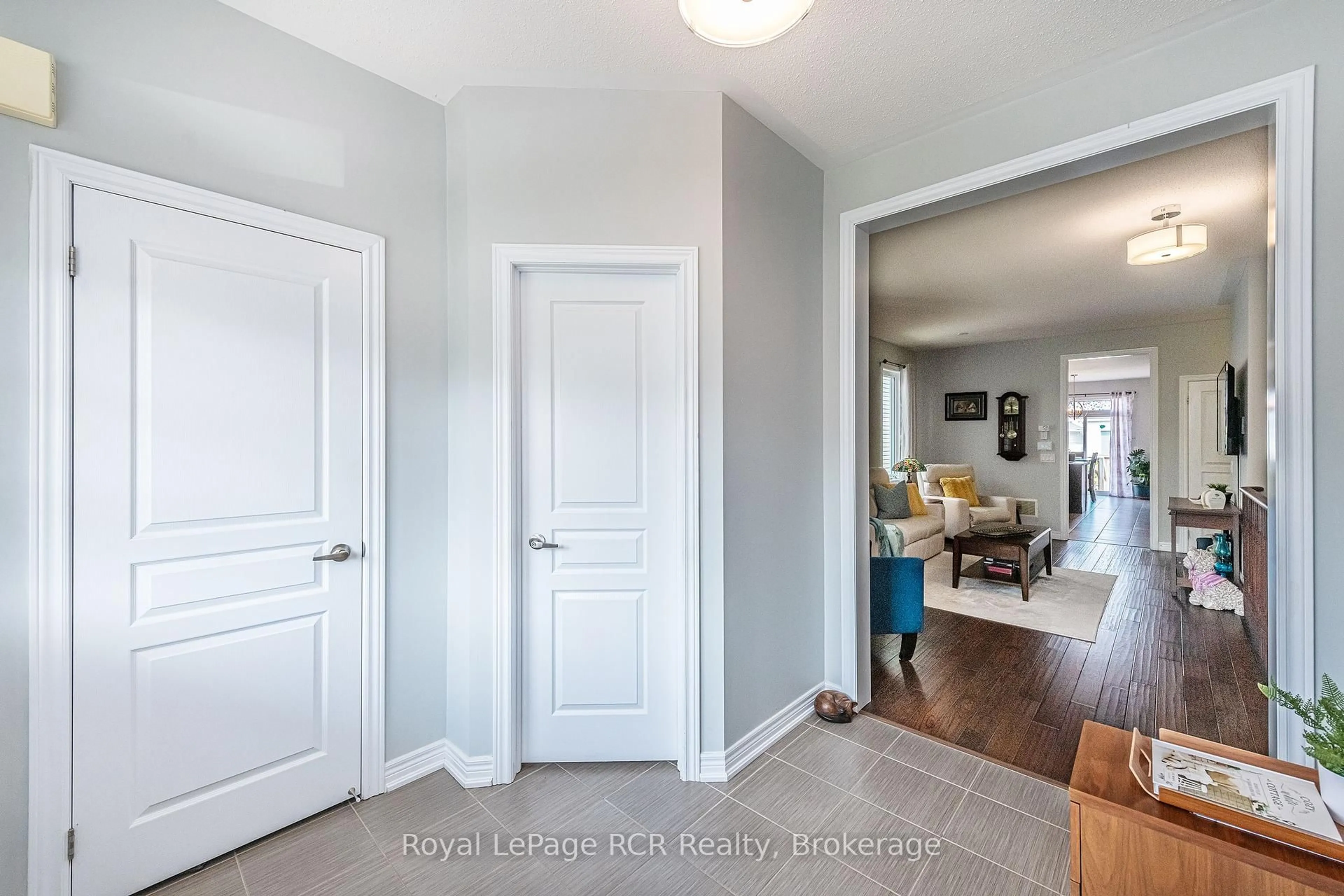 Indoor entryway for 256 Johnson Dr, Shelburne Ontario L9V 3V7