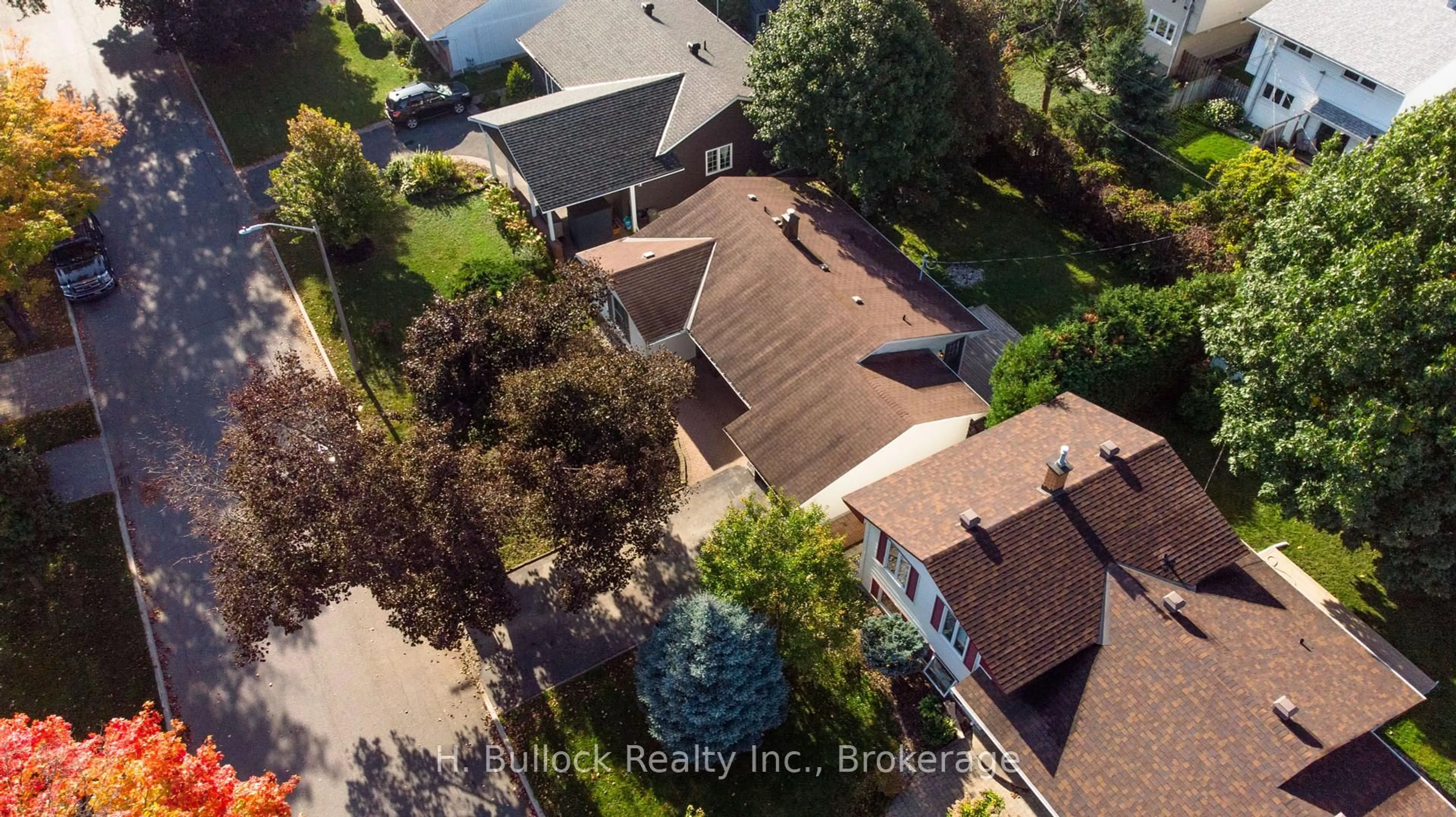 A pic from outside/outdoor area/front of a property/back of a property/a pic from drone, street for 3336 Kodiak St, Ottawa Ontario K1V 7S8