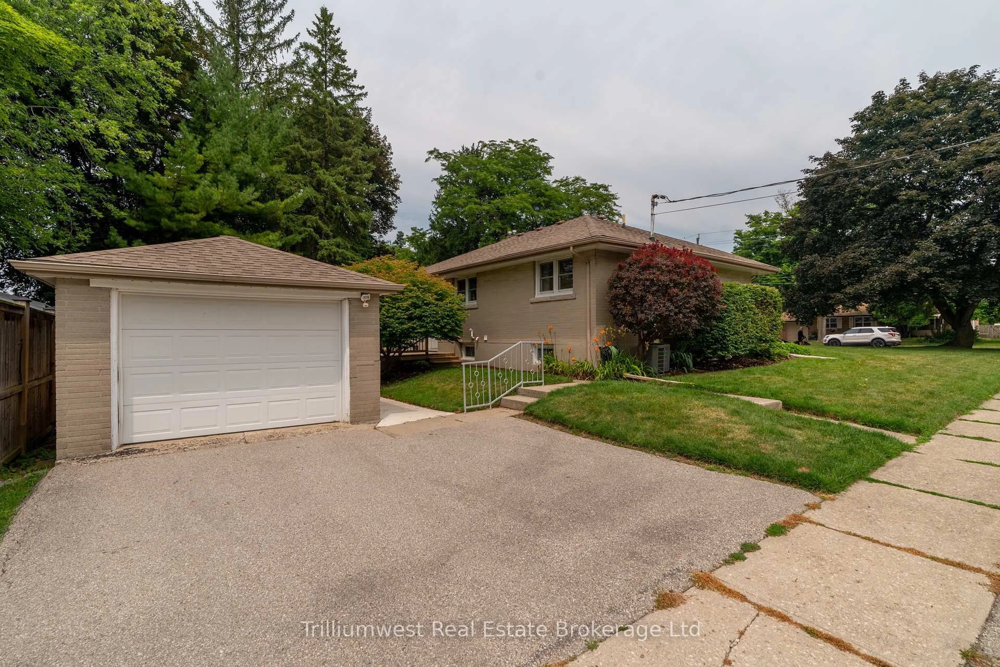 A pic from outside/outdoor area/front of a property/back of a property/a pic from drone, street for 32 Elginfield Dr, Guelph Ontario N1E 4E7