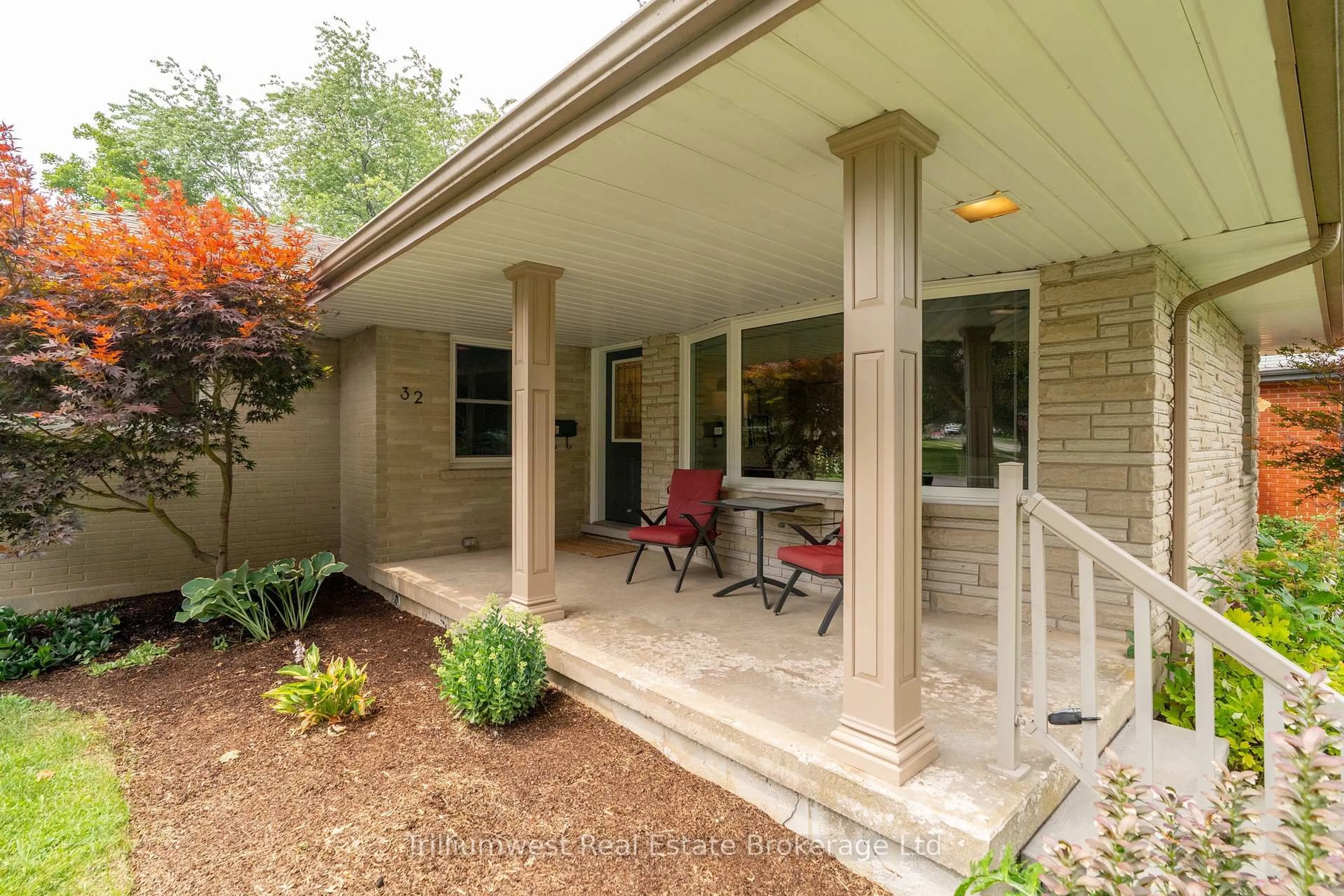 Patio, street for 32 Elginfield Dr, Guelph Ontario N1E 4E7
