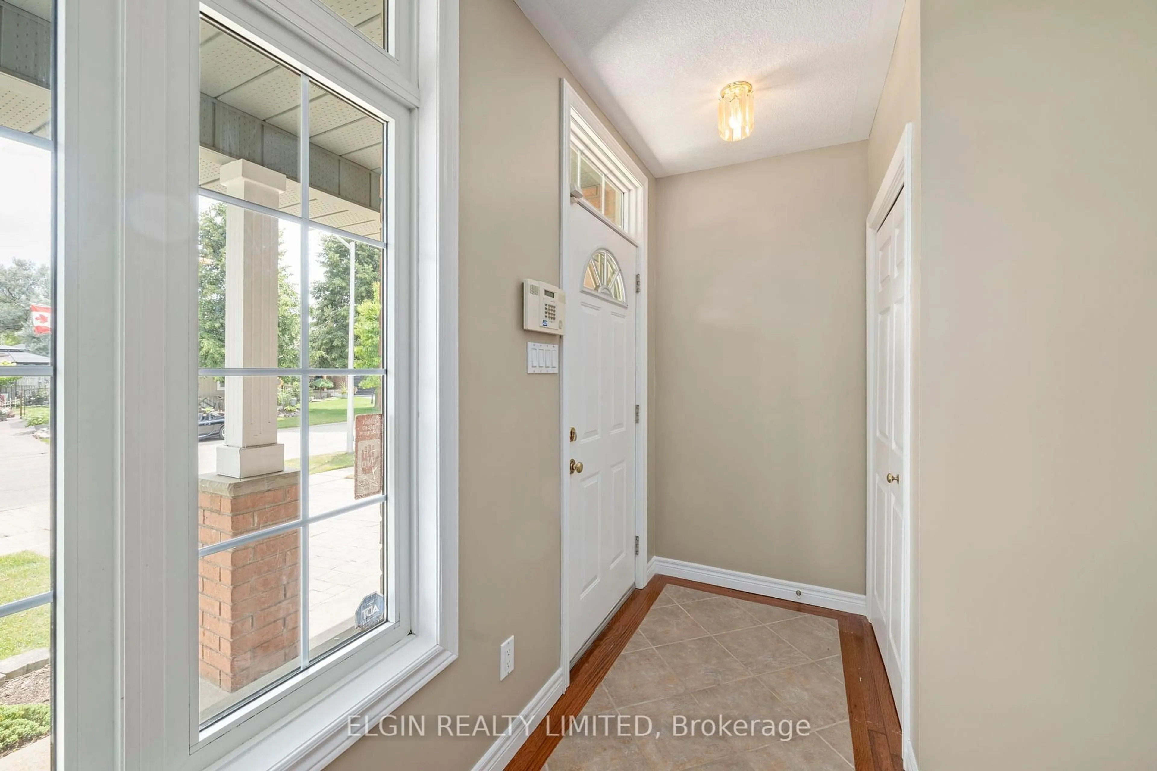 Indoor entryway for 18 Rosethorn Crt, St. Thomas Ontario N5R 6C7