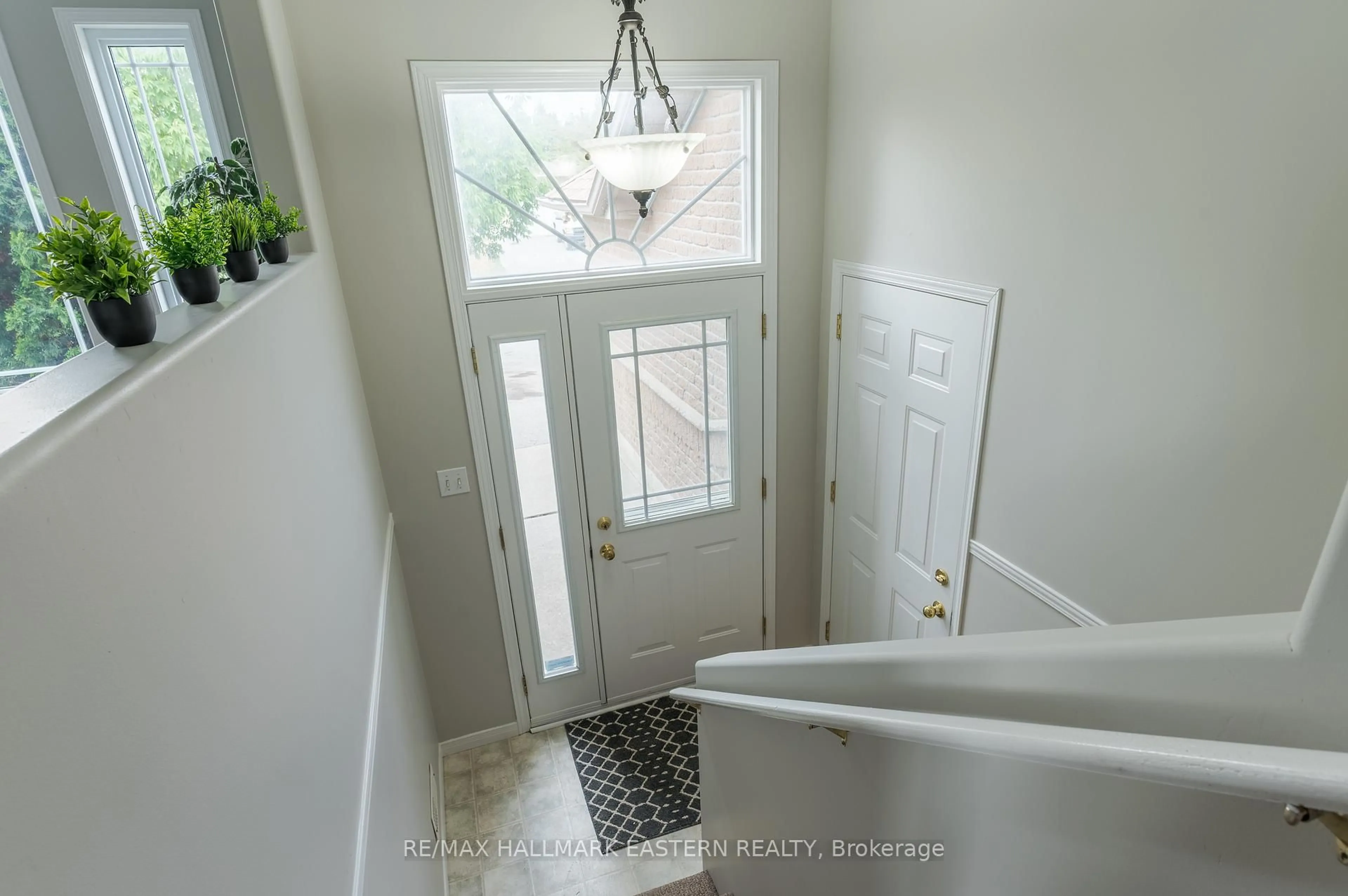 Indoor entryway for 655 Trailview Dr, Peterborough South Ontario K9J 8P3