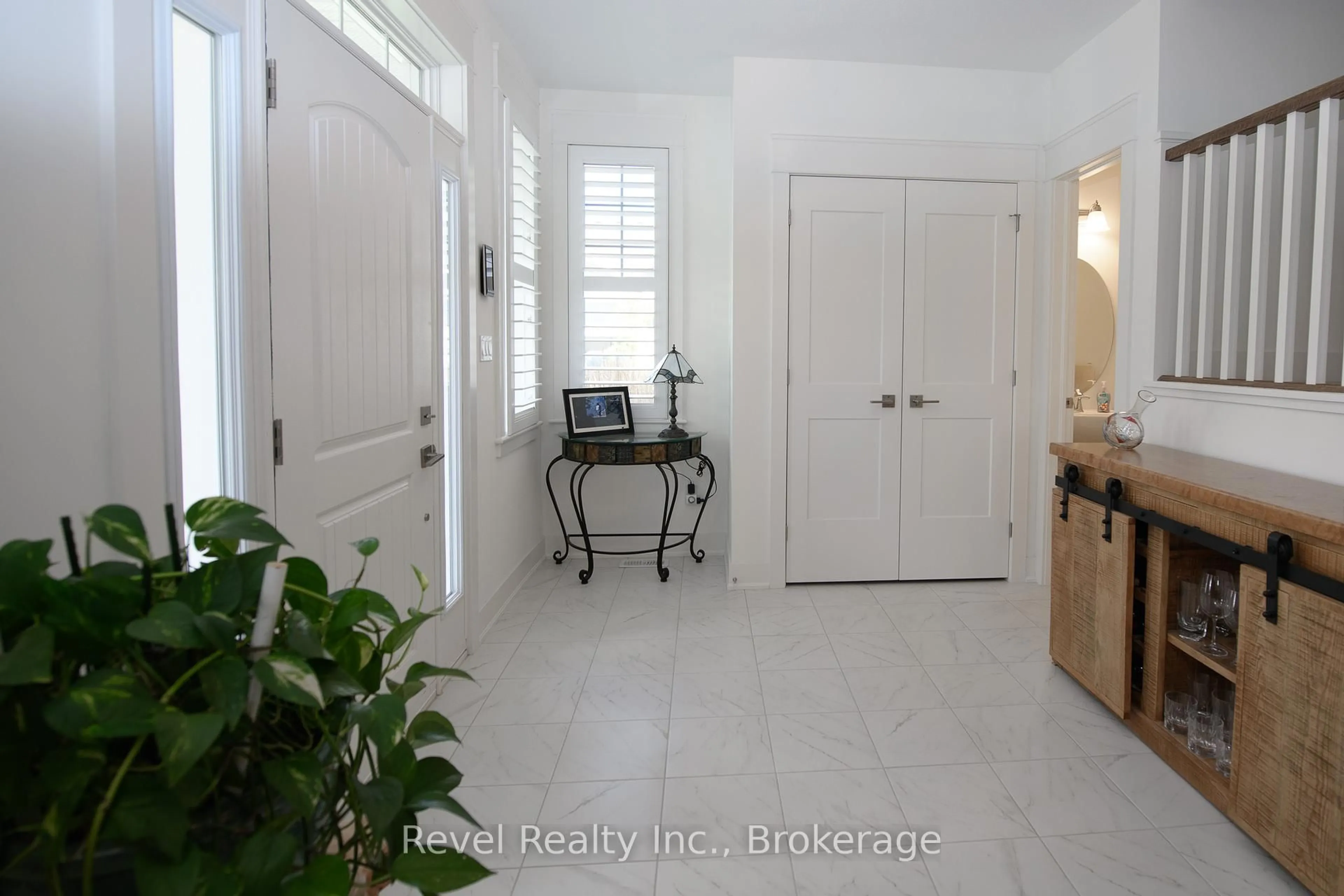Indoor entryway for 252 Ironwood Way, Georgian Bluffs Ontario N0H 1S0