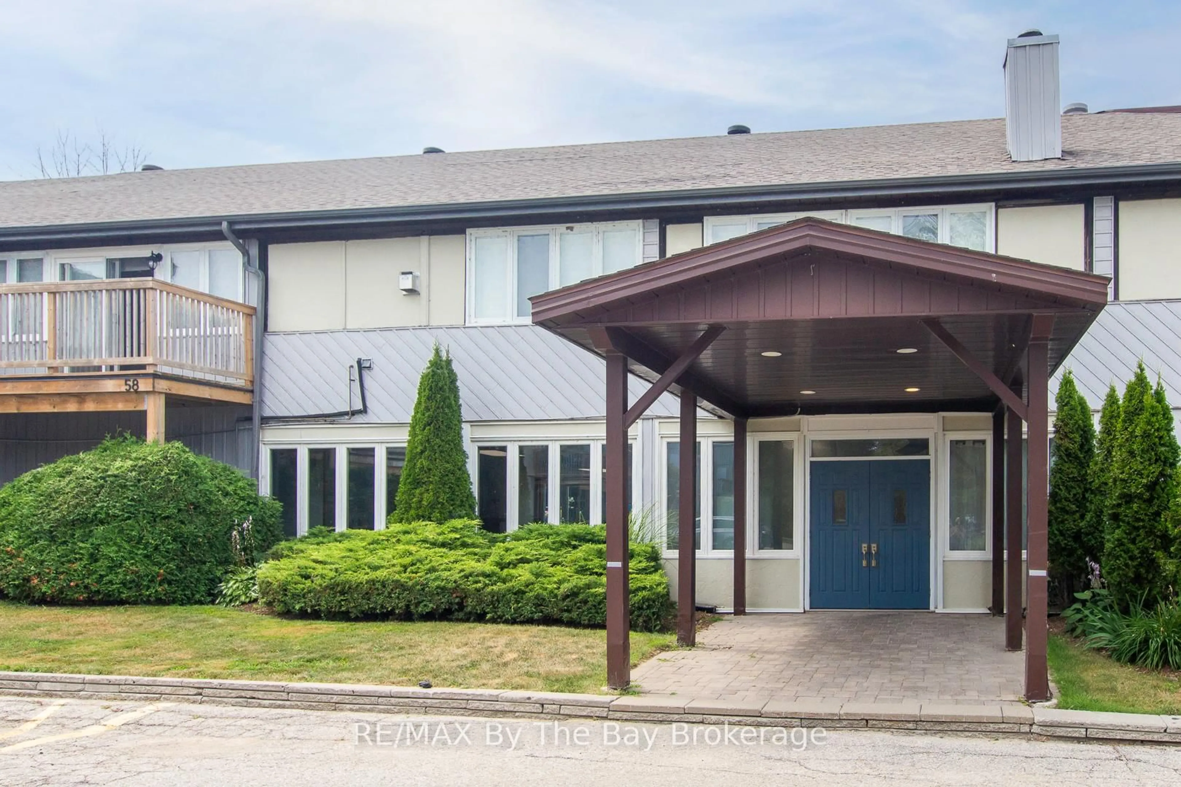 Indoor foyer for 209472 26 Highway ##29, Blue Mountains Ontario L9Y 0V3
