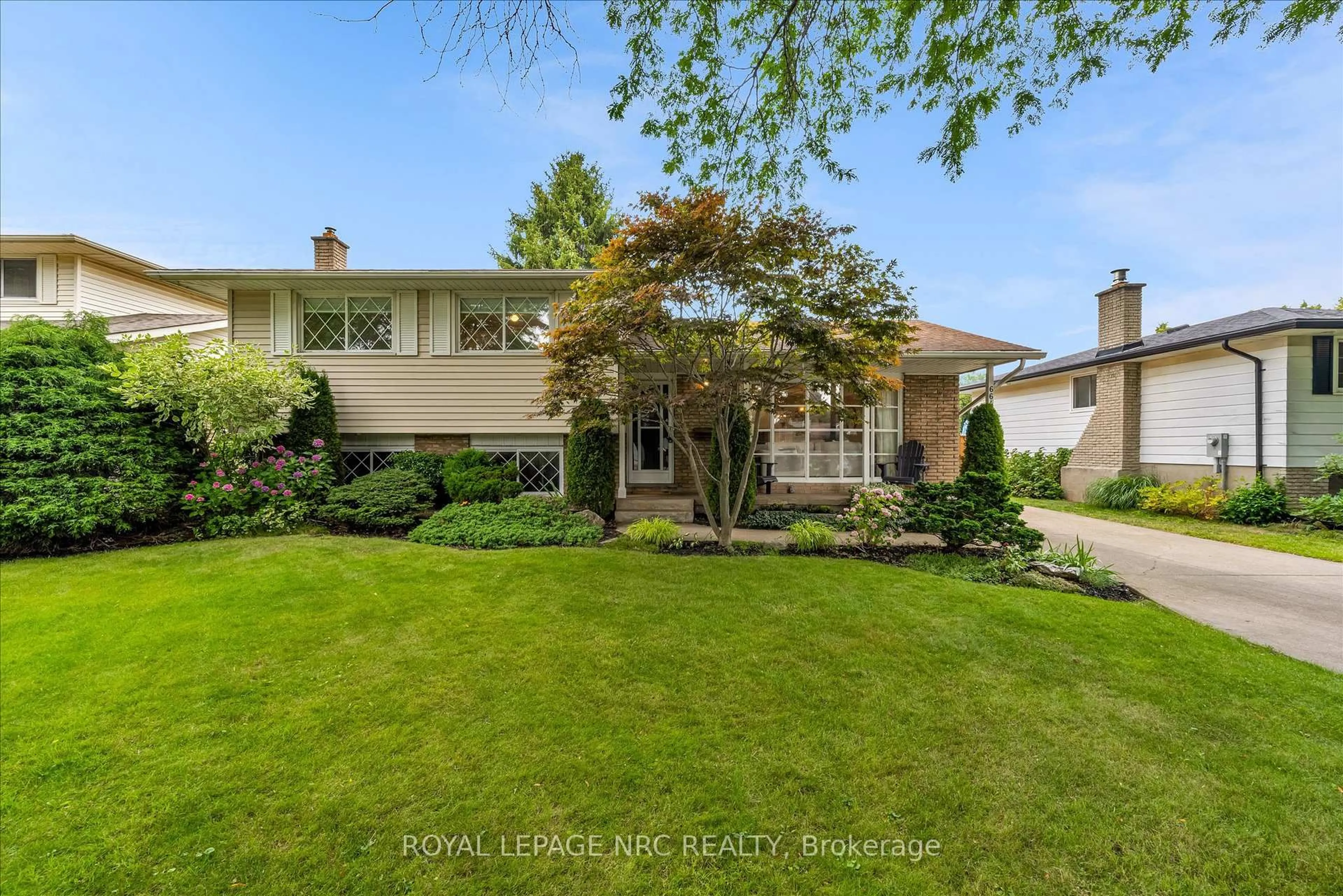 A pic from outside/outdoor area/front of a property/back of a property/a pic from drone, street for 6645 Wills St, Niagara Falls Ontario L2J 1Y4
