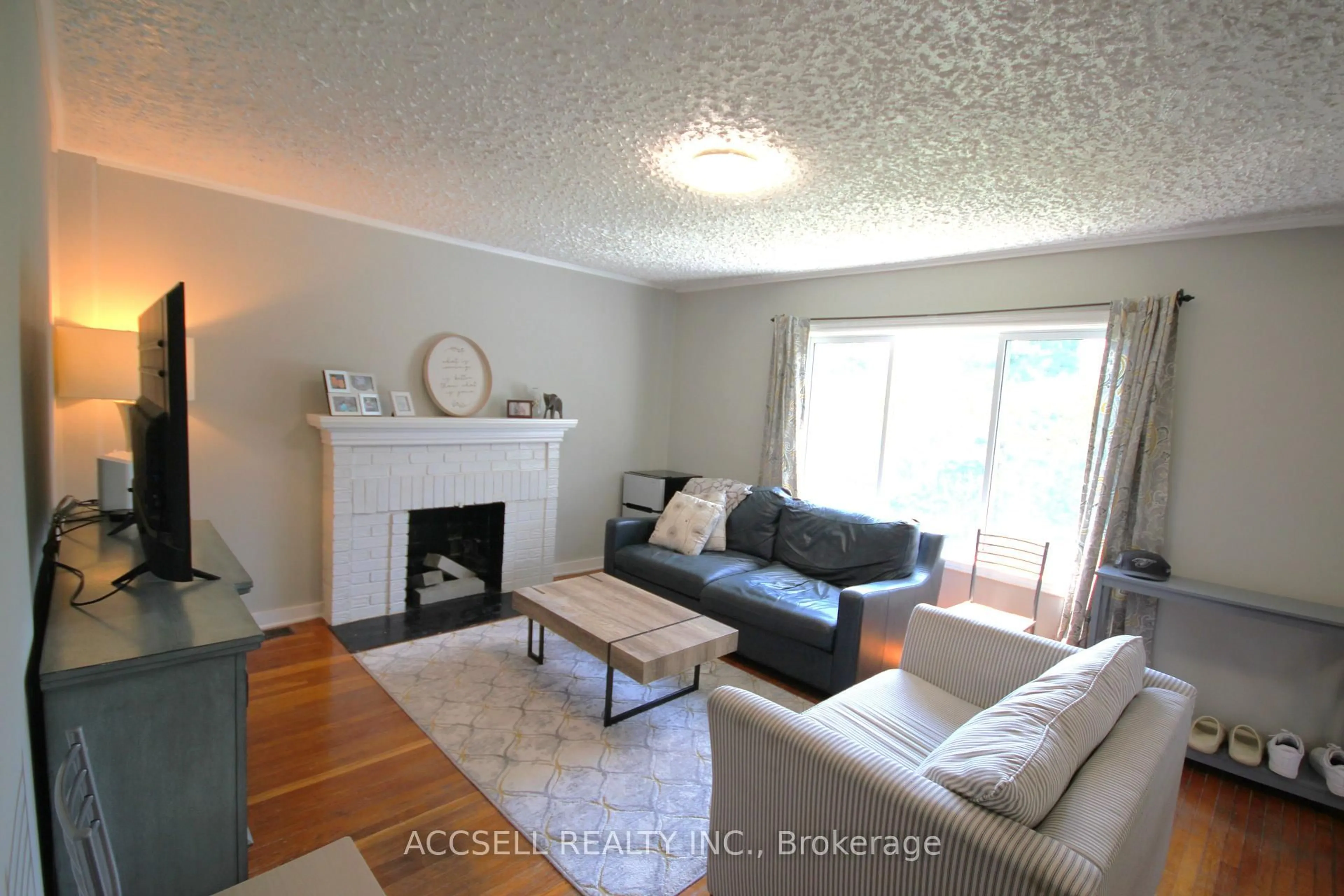 Living room with furniture, wood/laminate floor for 478 Mccormick Blvd, London East Ontario N5W 4C5