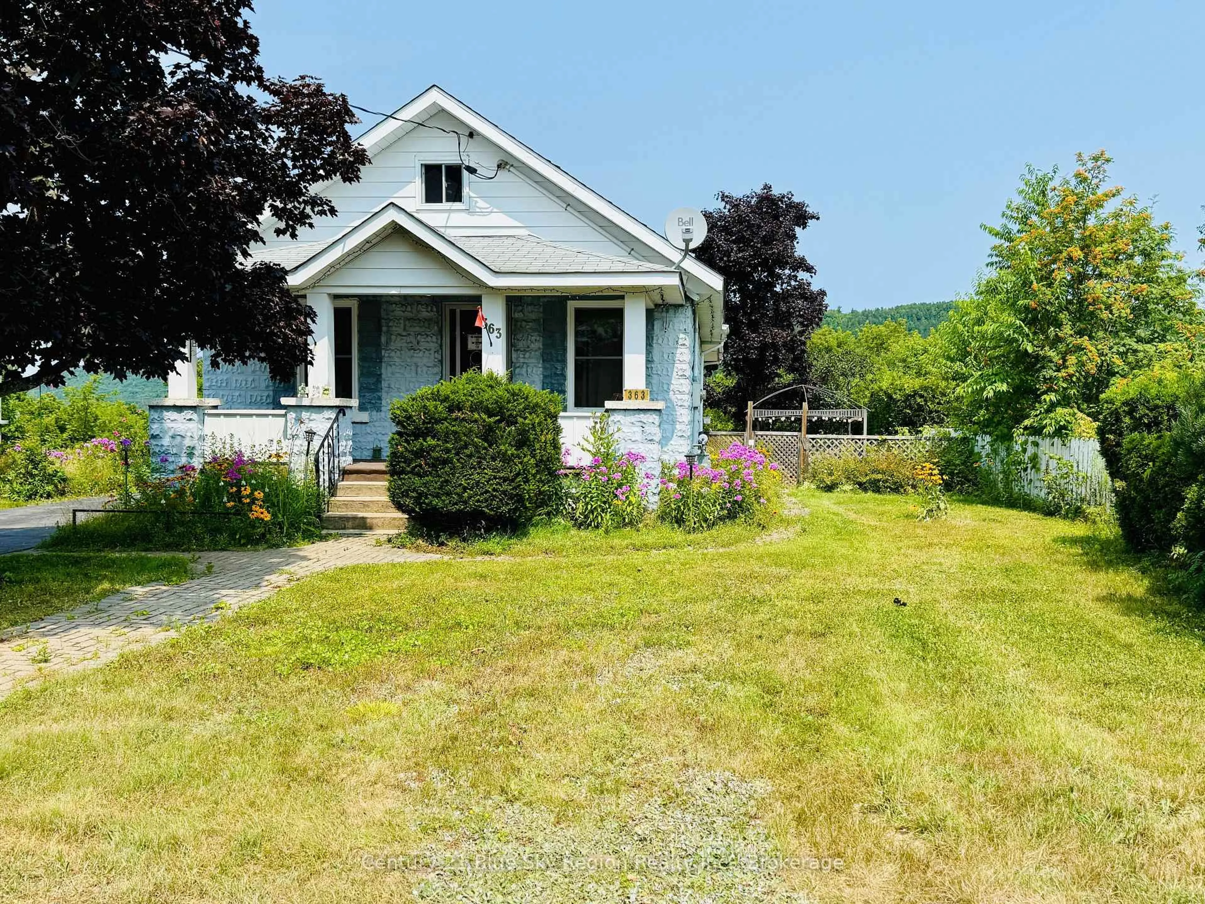 A pic from outside/outdoor area/front of a property/back of a property/a pic from drone, street for 363 Park St, Mattawa Ontario P0H 1V0