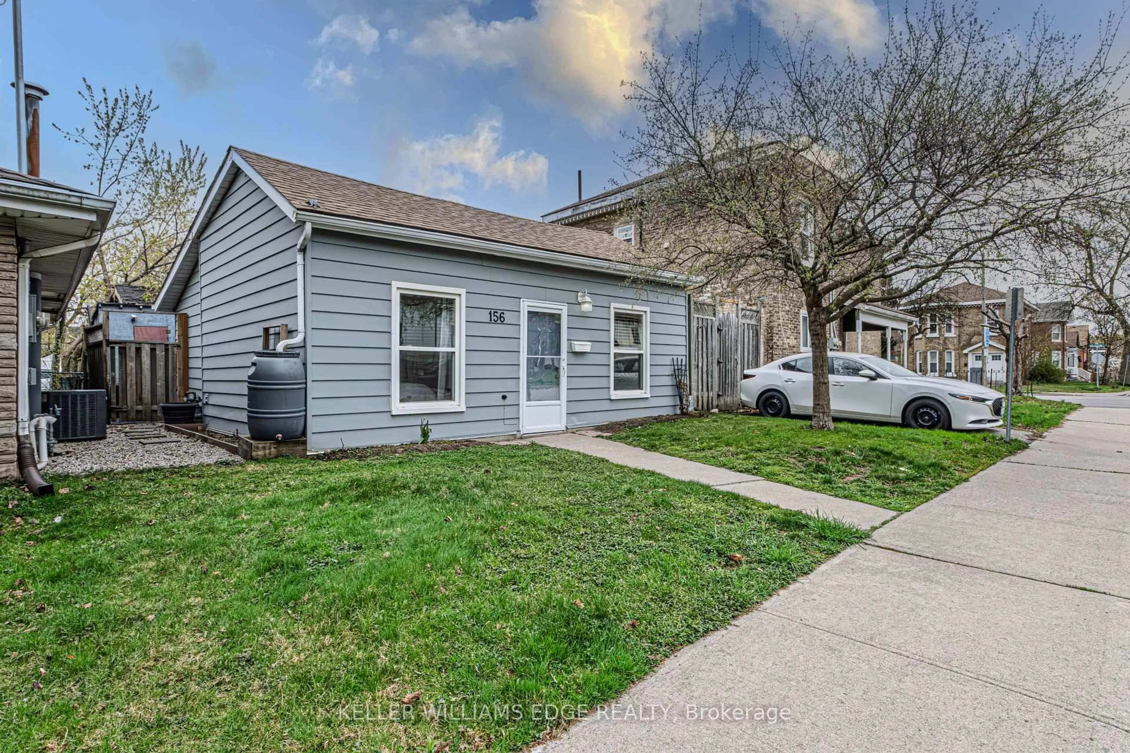 A pic from outside/outdoor area/front of a property/back of a property/a pic from drone, street for 156 Brock St, Brantford Ontario N3S 5W1