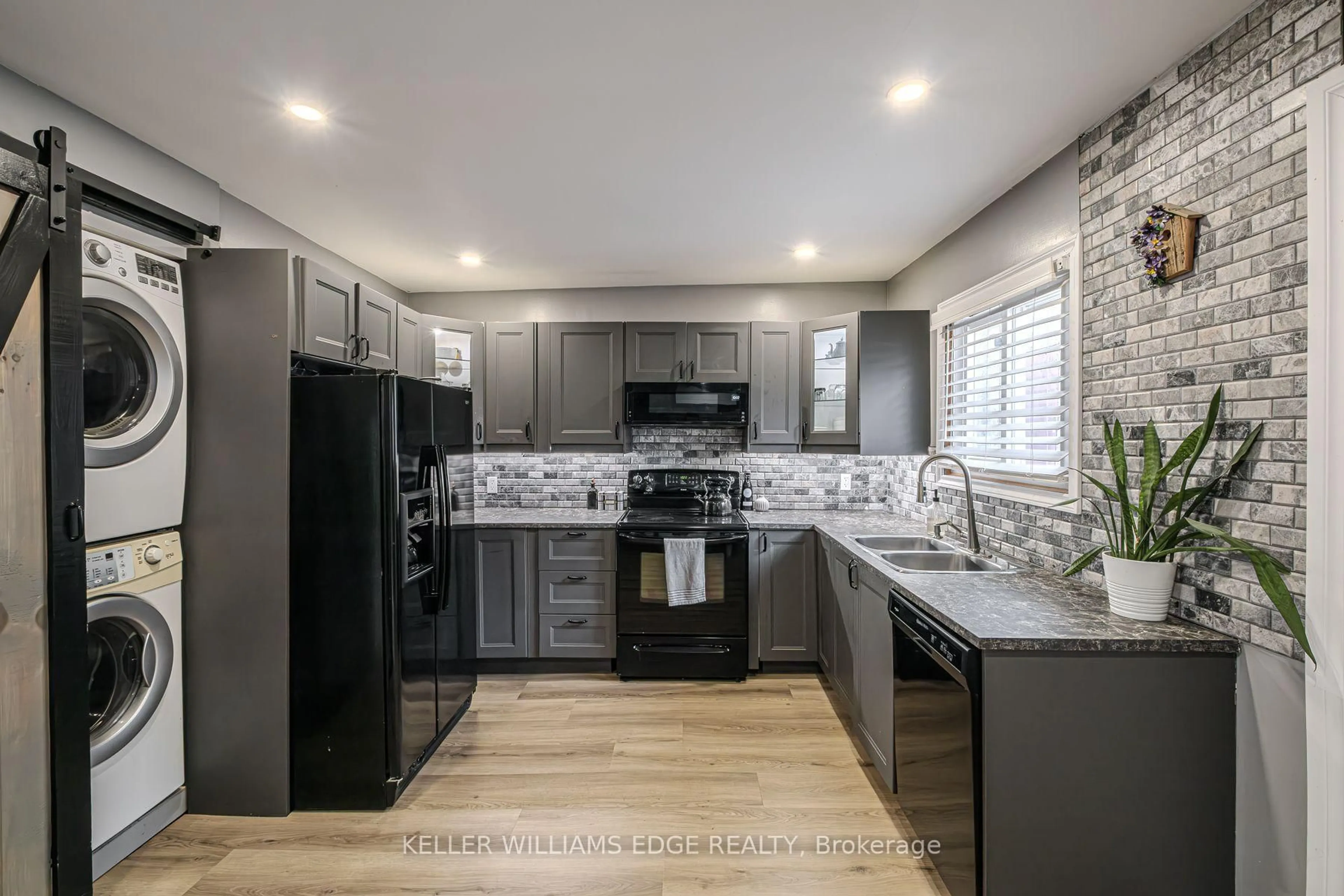 Open concept kitchen, ceramic/tile floor for 156 Brock St, Brantford Ontario N3S 5W1