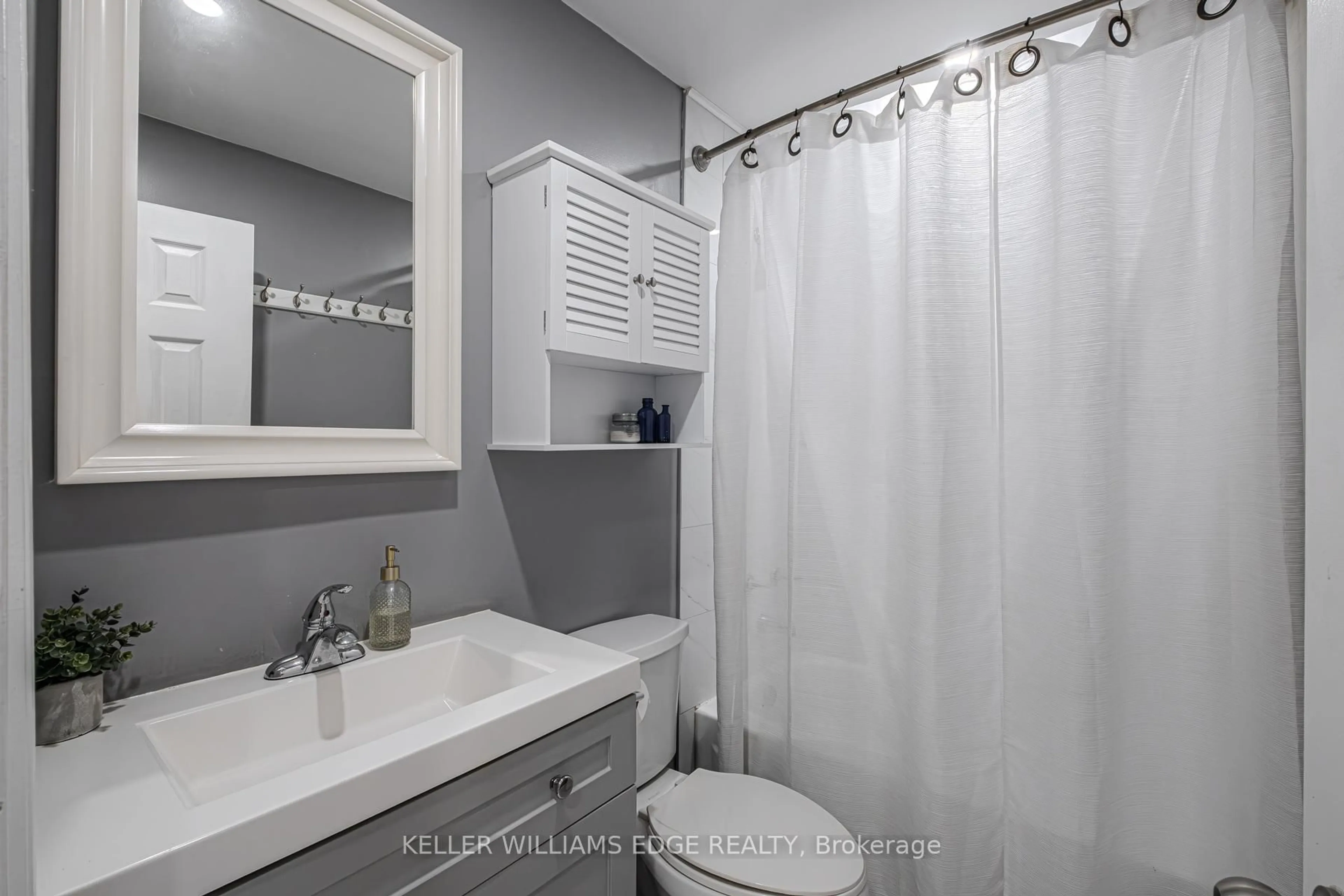 Standard bathroom, ceramic/tile floor for 156 Brock St, Brantford Ontario N3S 5W1