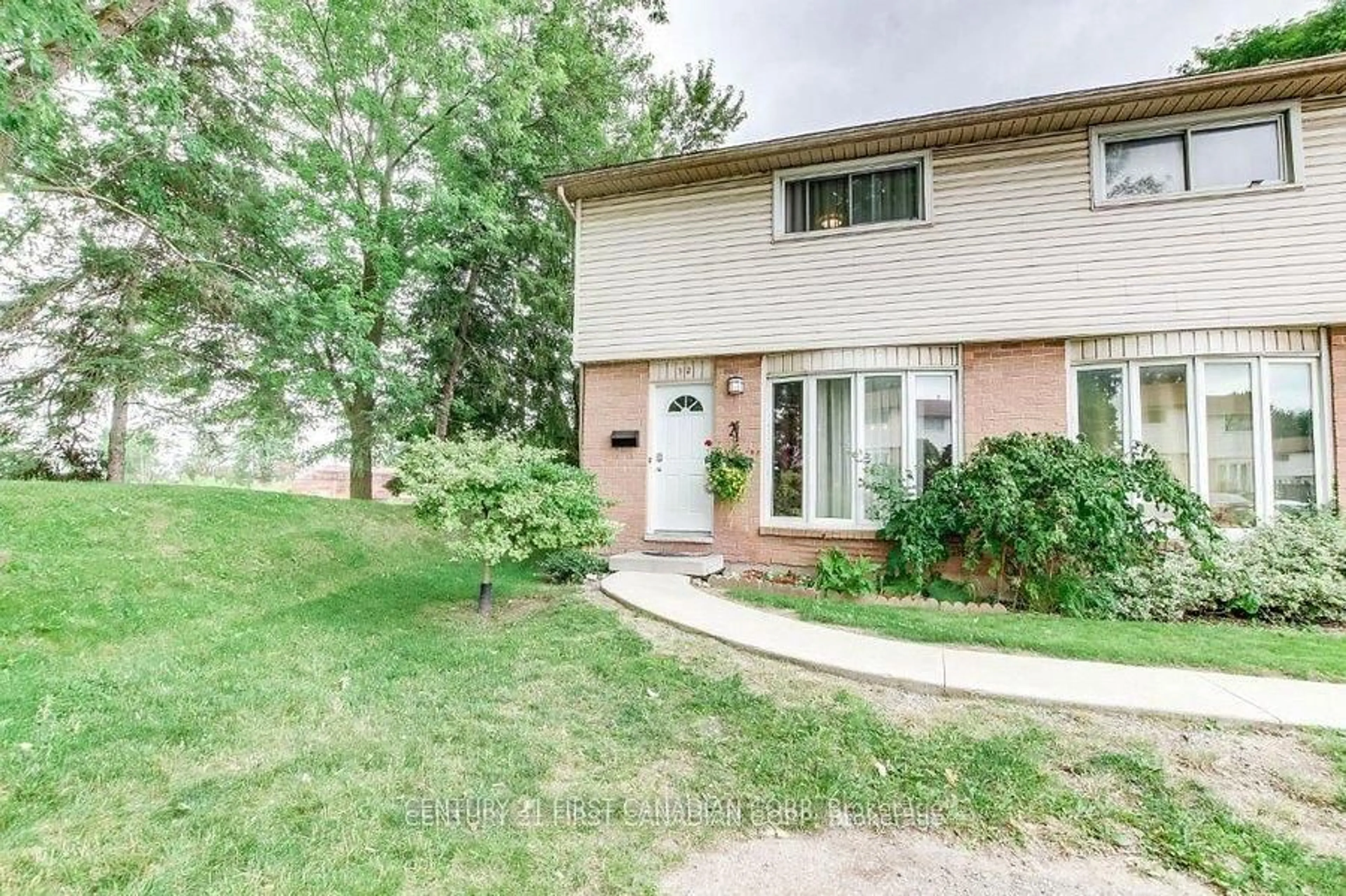 Unknown for 700 Exeter Rd #32, London South Ontario N6E 1L2
